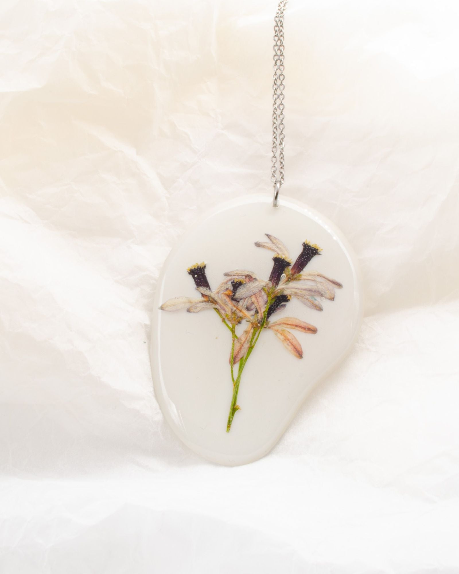 Pandantiv Rasina cu Flori Naturale Lila si Textura Organica