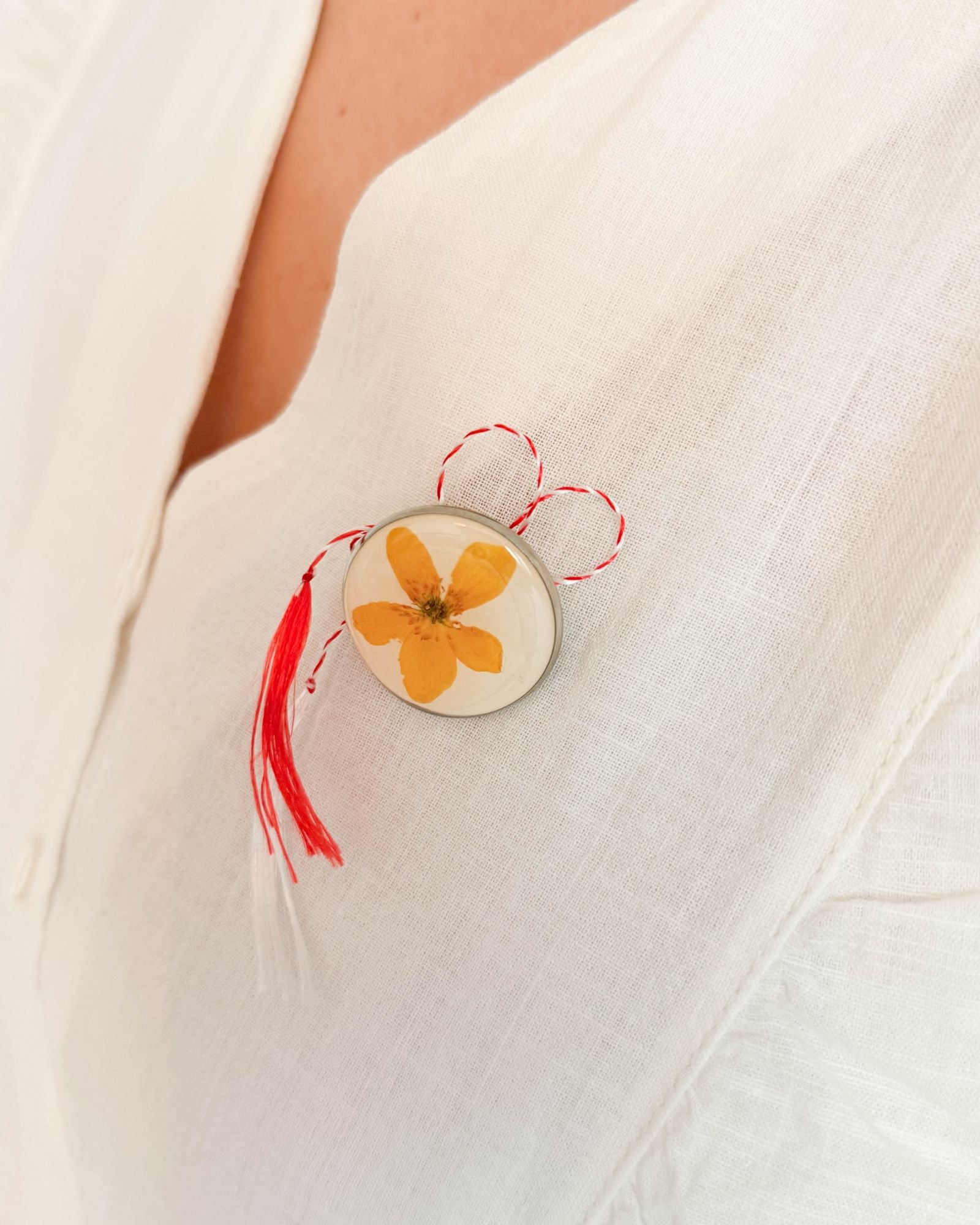 Martisor din Rasina cu Floare Naturala Galbena