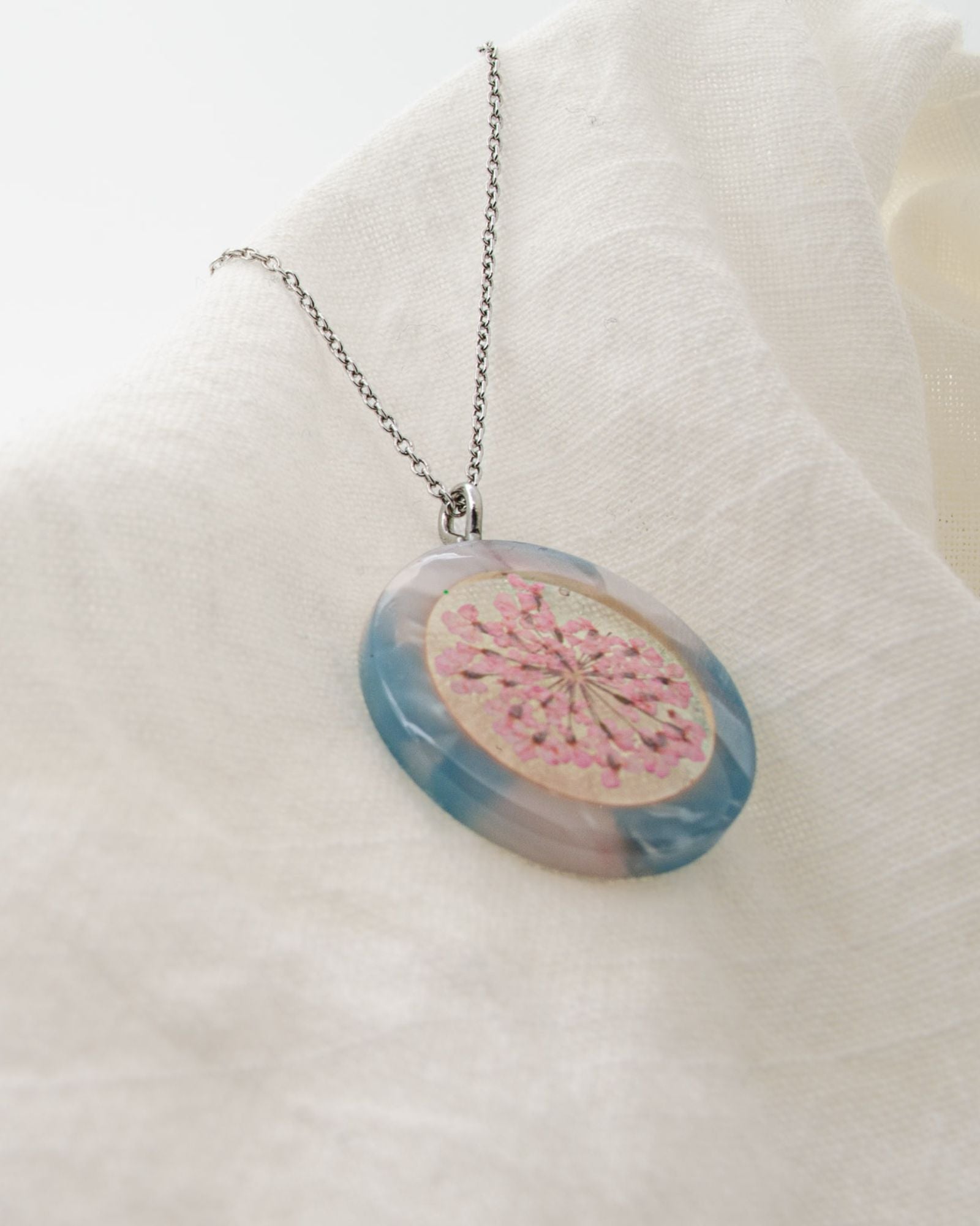 Pandantiv din Rasina cu Floare Daucus Carota