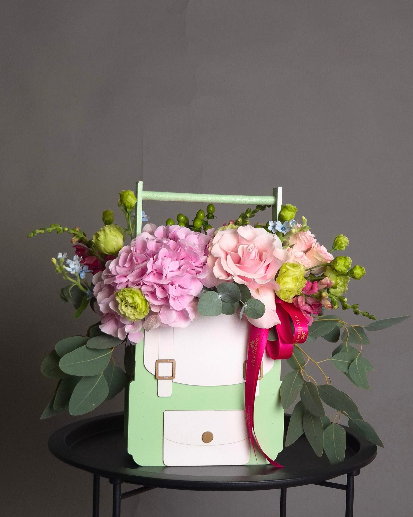 Aranjament Floral "School Backpack Pink" - Hortensie si Trandafiri