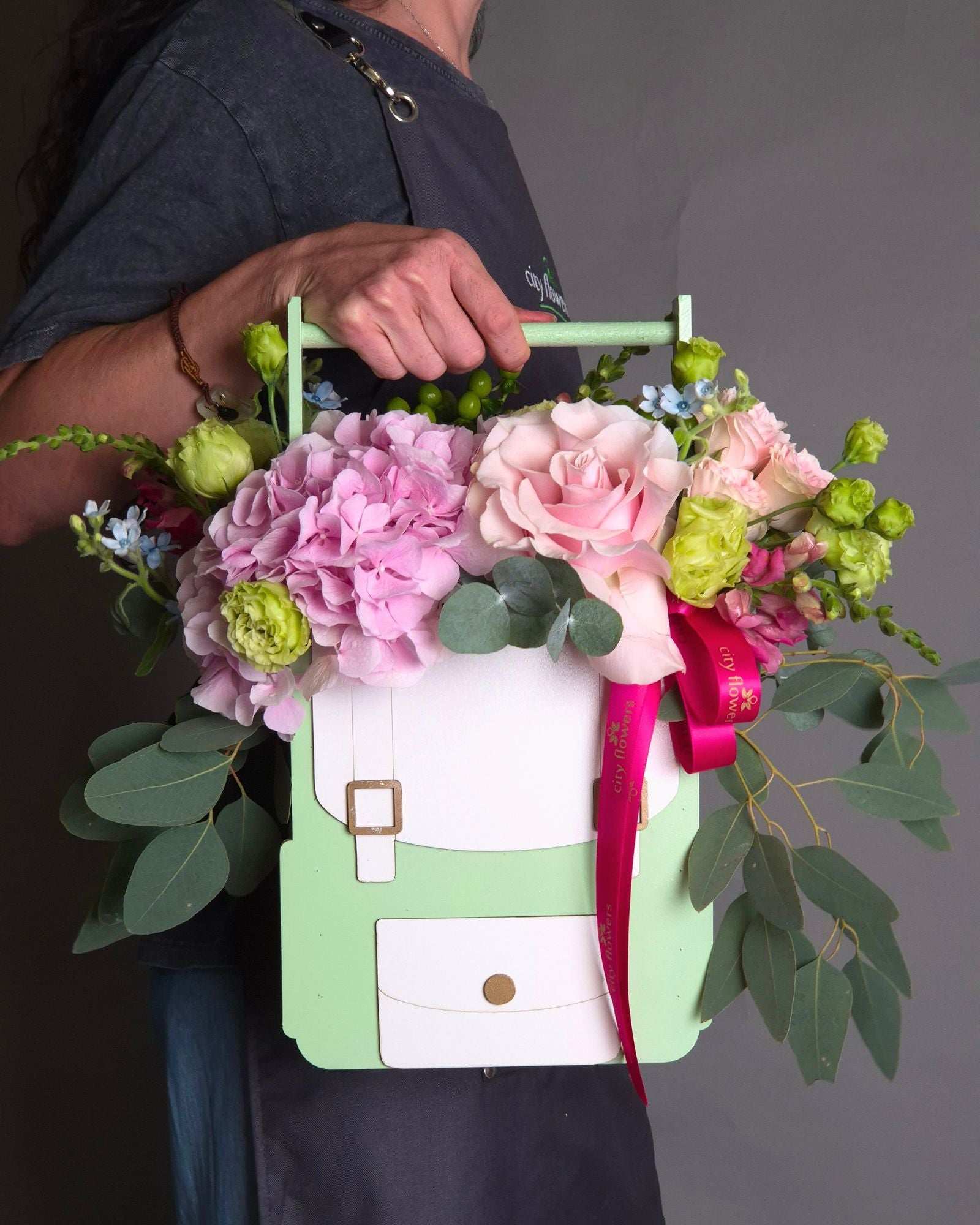 Aranjament Floral "School Backpack Pink" - Hortensie si Trandafiri
