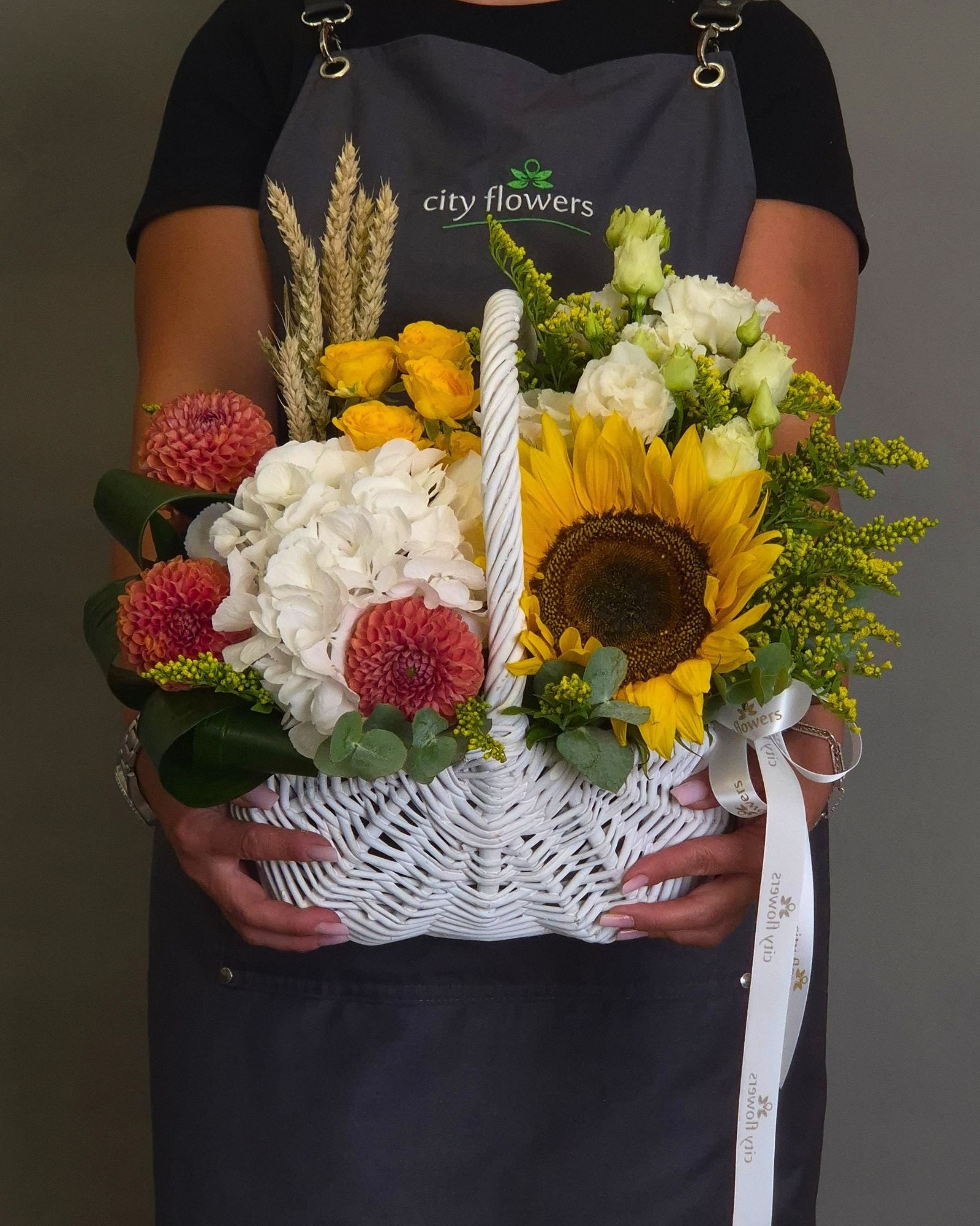 Aranjament Floral cos "Autumn Harvest" – Floarea Soarelui si Dalii