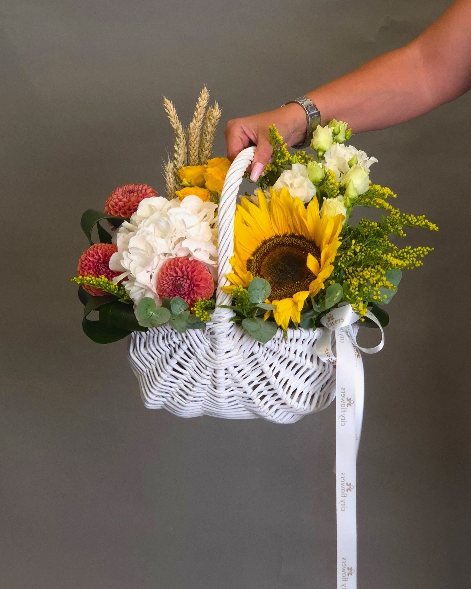Aranjament Floral cos "Autumn Harvest" – Floarea Soarelui si Dalii
