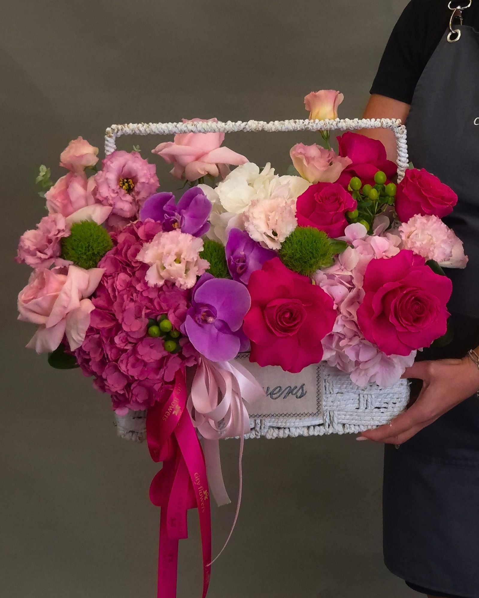 Aranjament Floral cos "Orchid Elegance" – Orhidee, Hortensie si Trandafiri