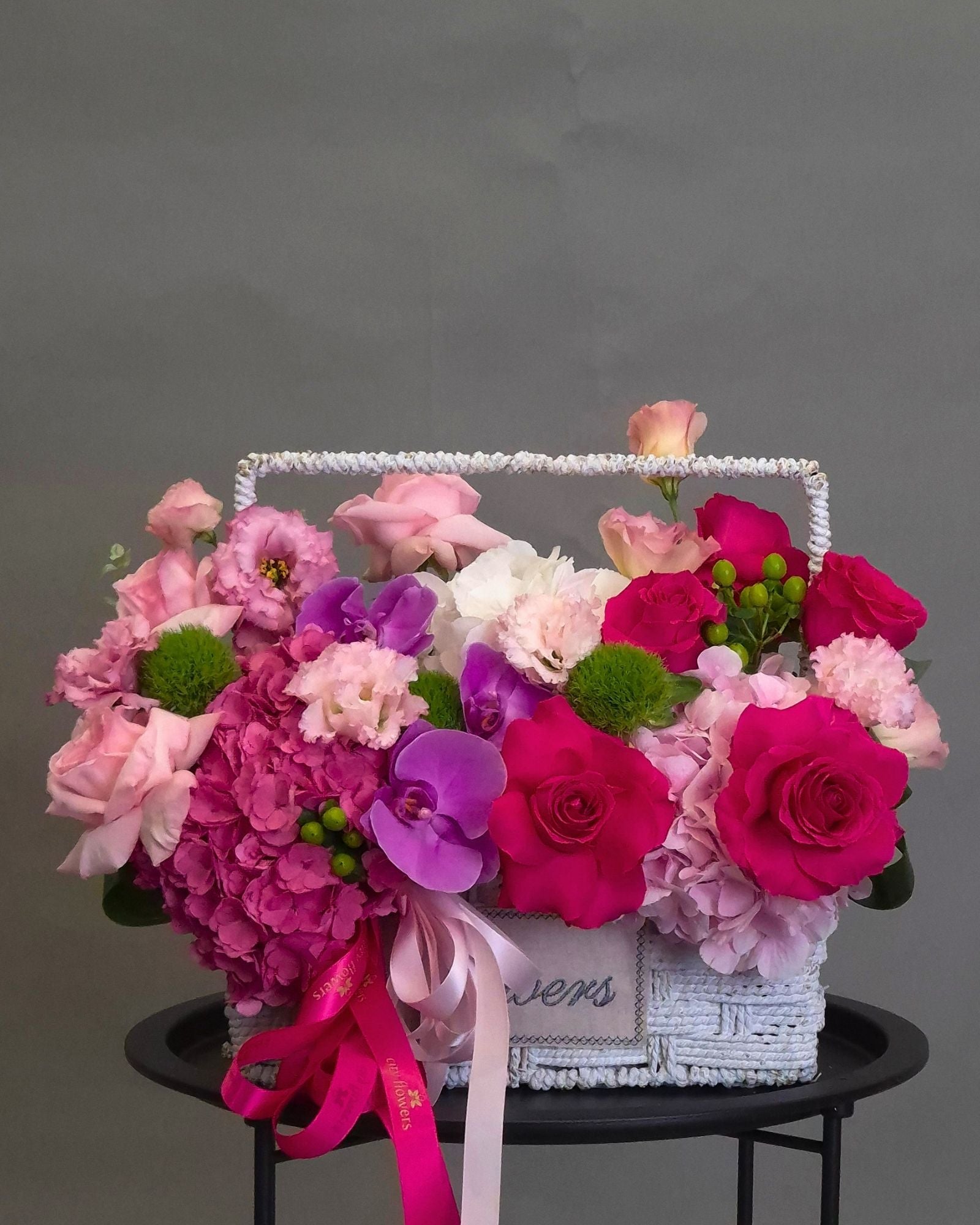 Aranjament Floral cos "Orchid Elegance" – Orhidee, Hortensie si Trandafiri