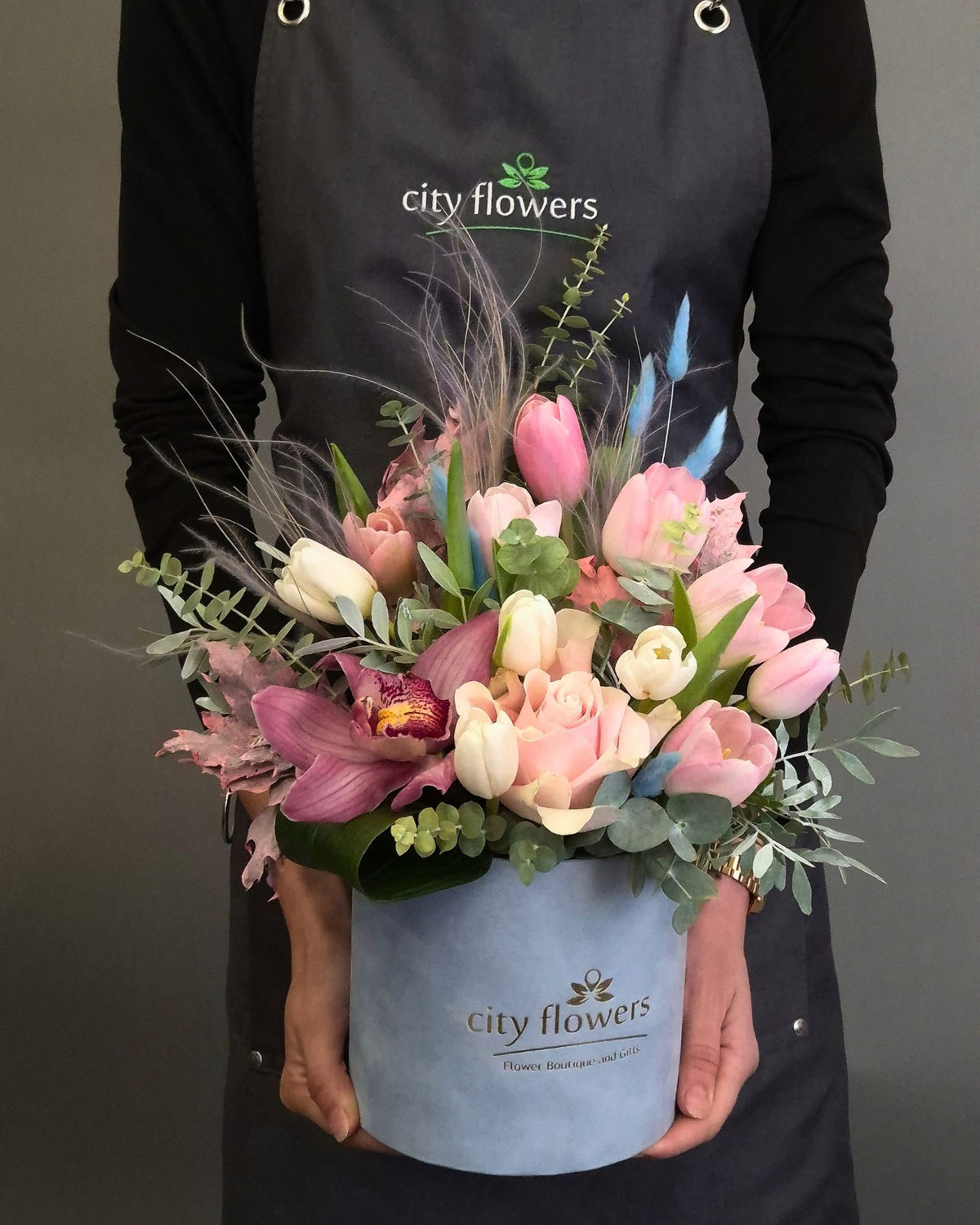 Aranjament Floral in Cutie - Lalele, Trandafir si Orhidee
