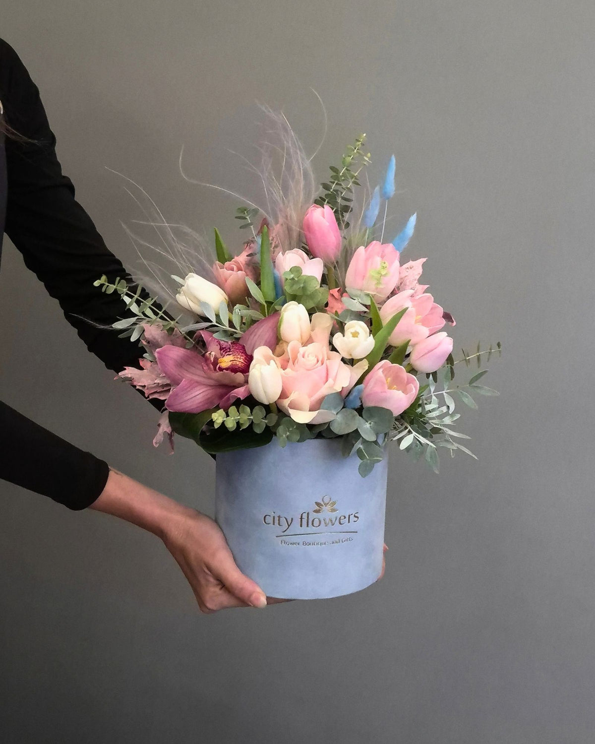 Aranjament Floral in Cutie - Lalele, Trandafir si Orhidee