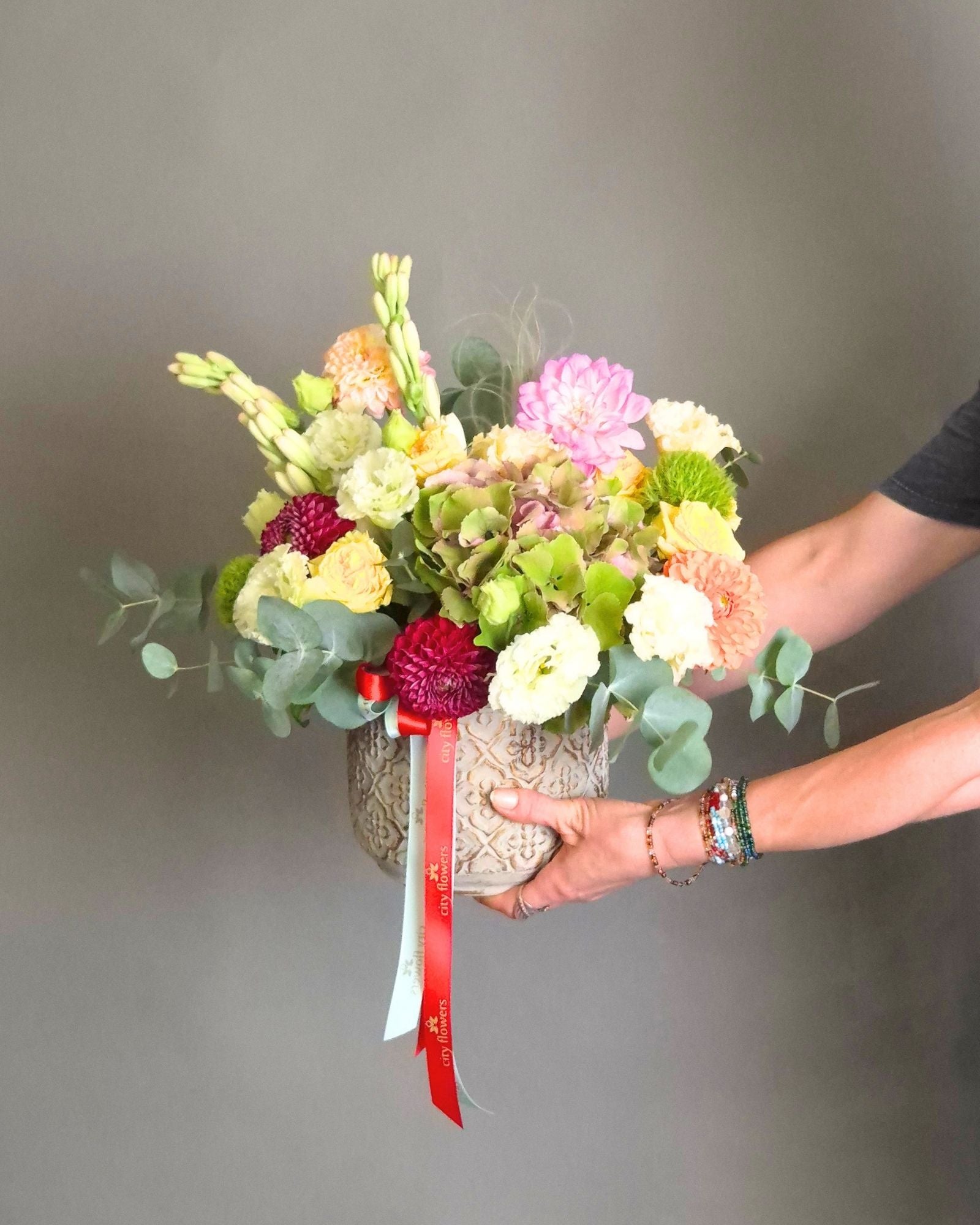 Aranjament Floral "Scented Whispers" – Tuberoze si Hortensie