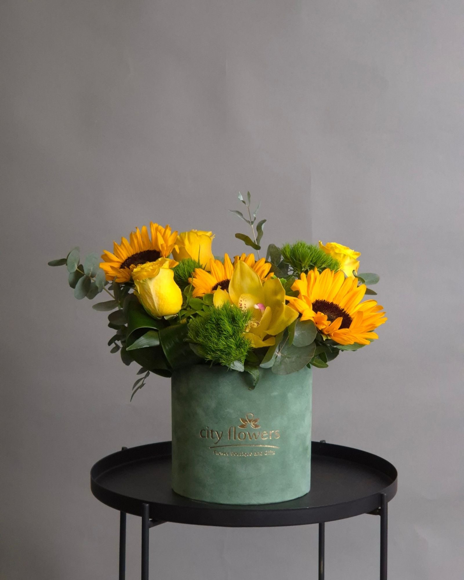 Aranjament Floral in Cutie "Sunny Velvet"