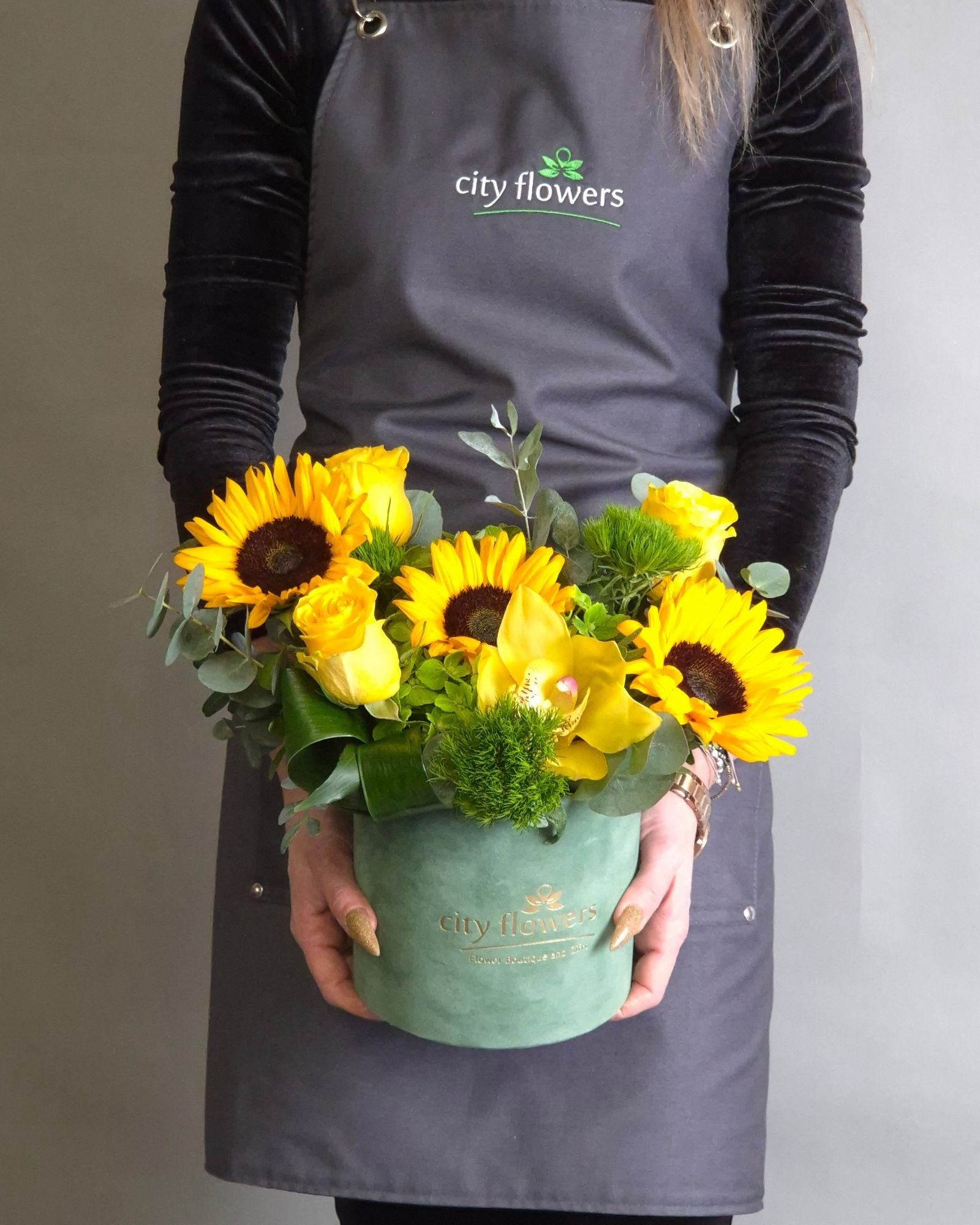 Aranjament Floral in Cutie "Sunny Velvet"