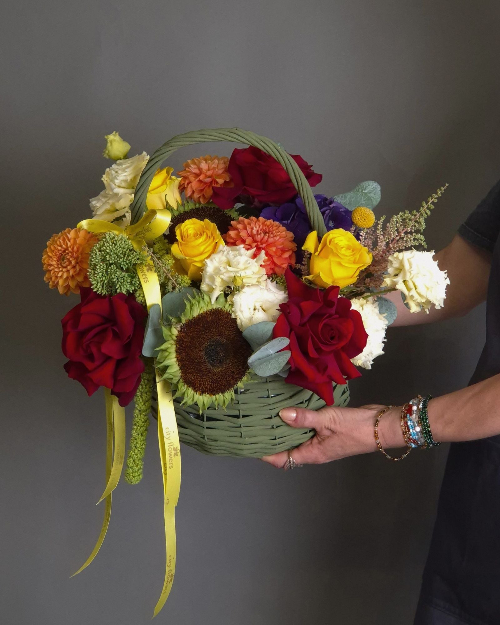Aranjament Floral cos "Rustic Charm" – Floarea Soarelui si Trandafiri