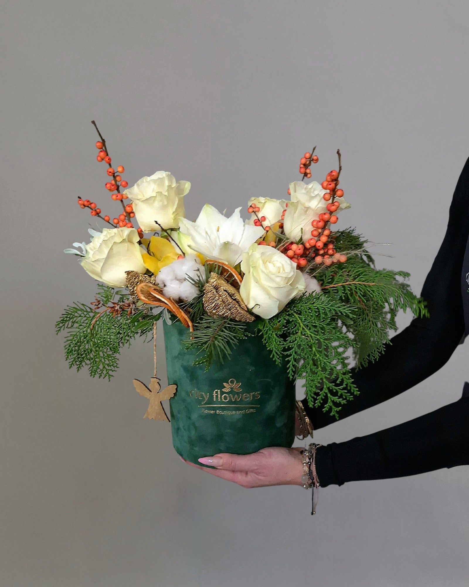 Aranjament Floral de Craciun "Winter Elegance"