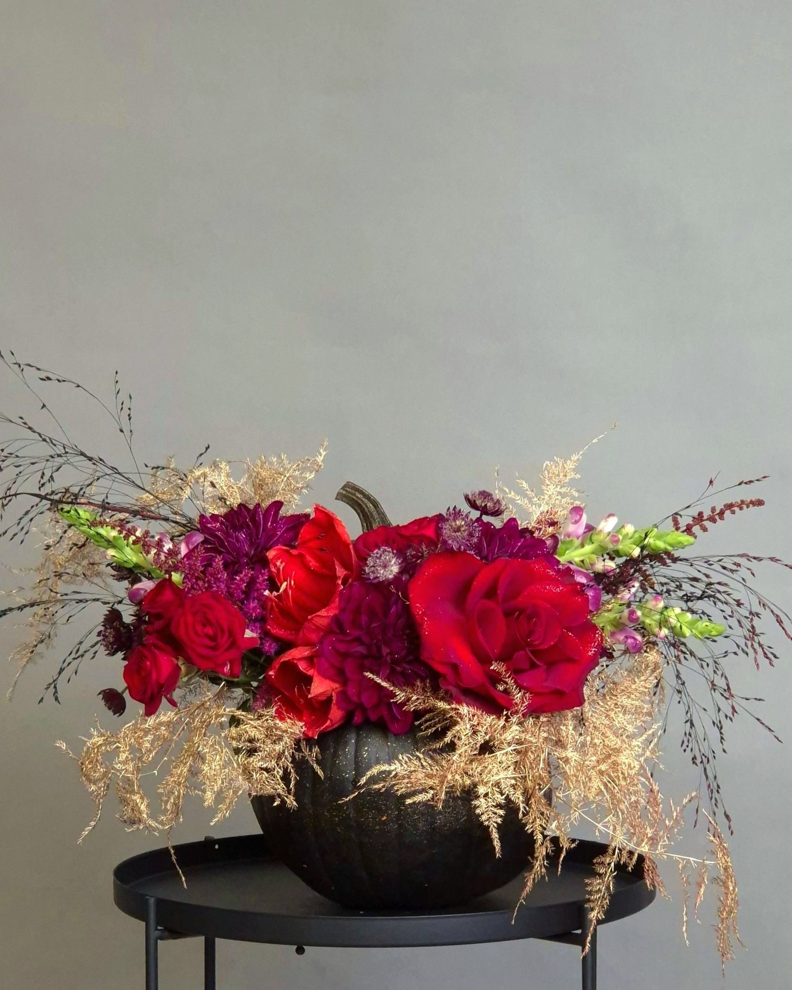 Aranjament Floral in Dovleac cu Flori Rosii si Accente Aurii