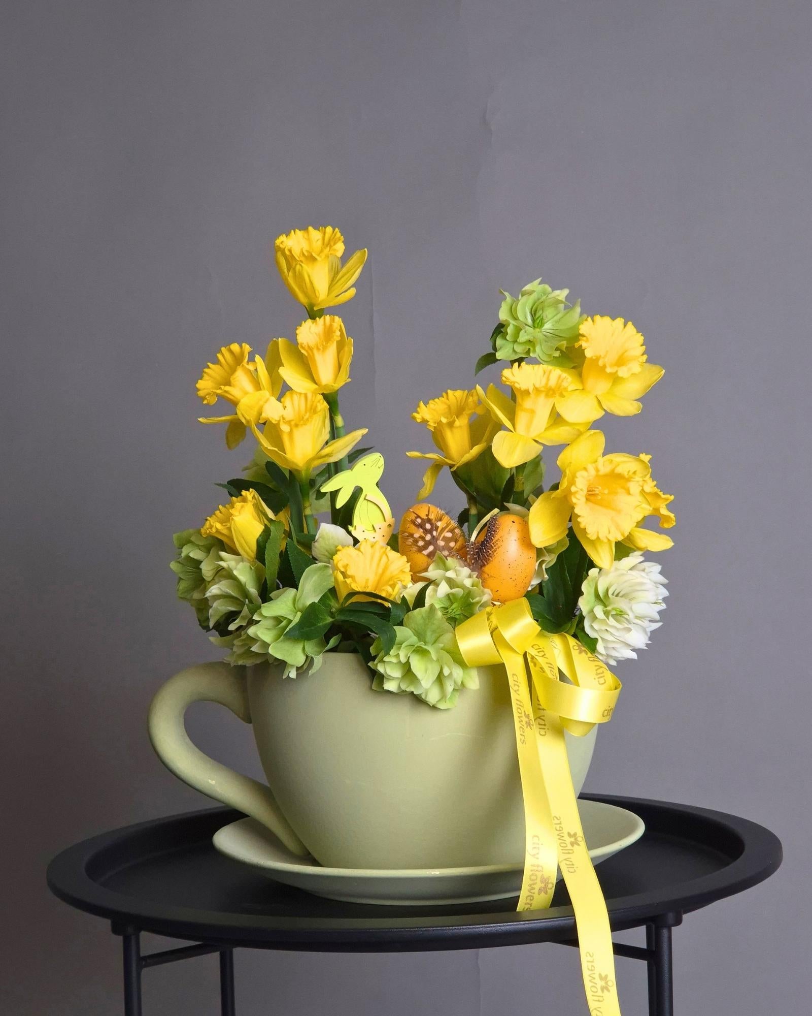 Aranjament floral "Spring Teacup"