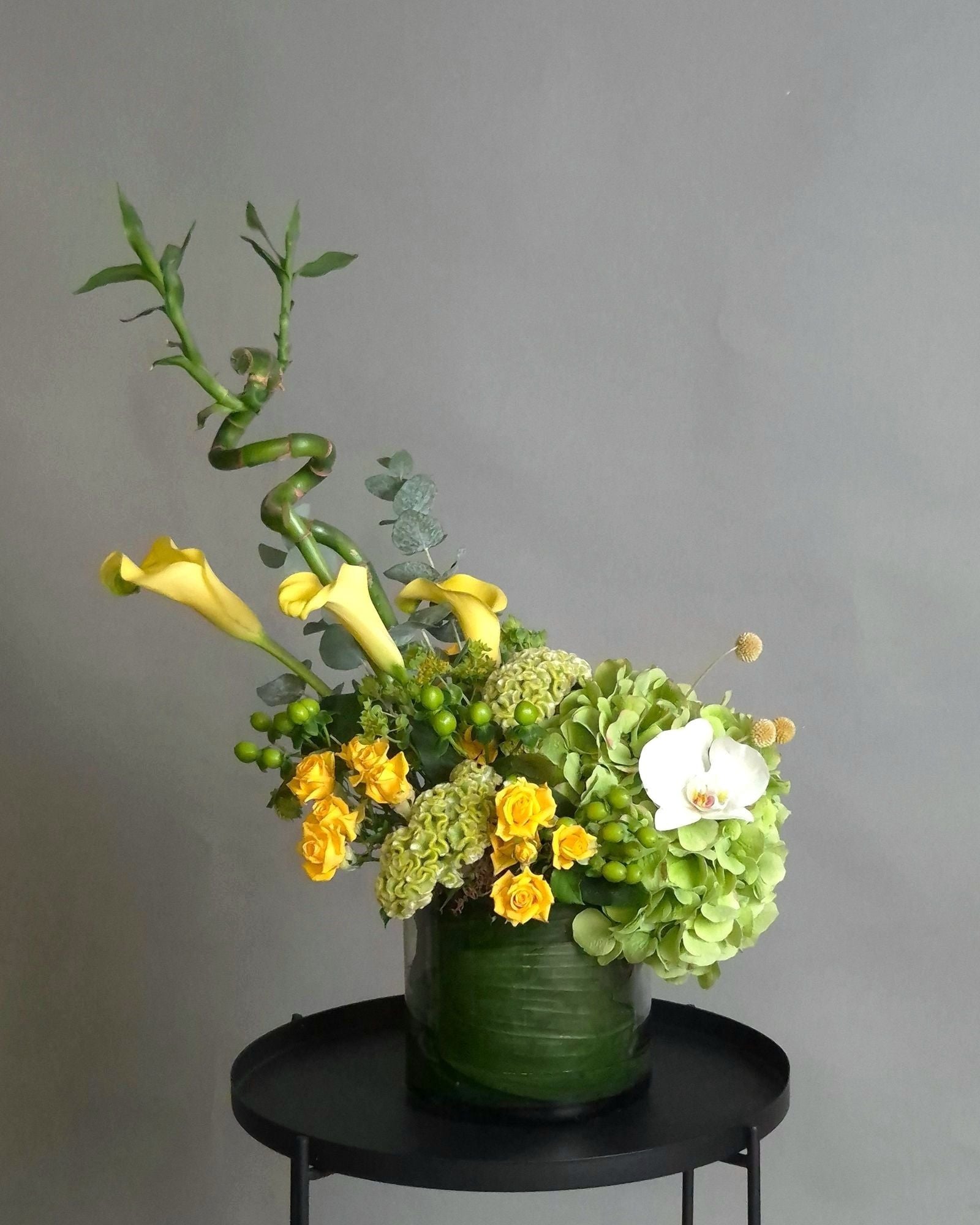 Aranjament floral corporate cu cale si bambus