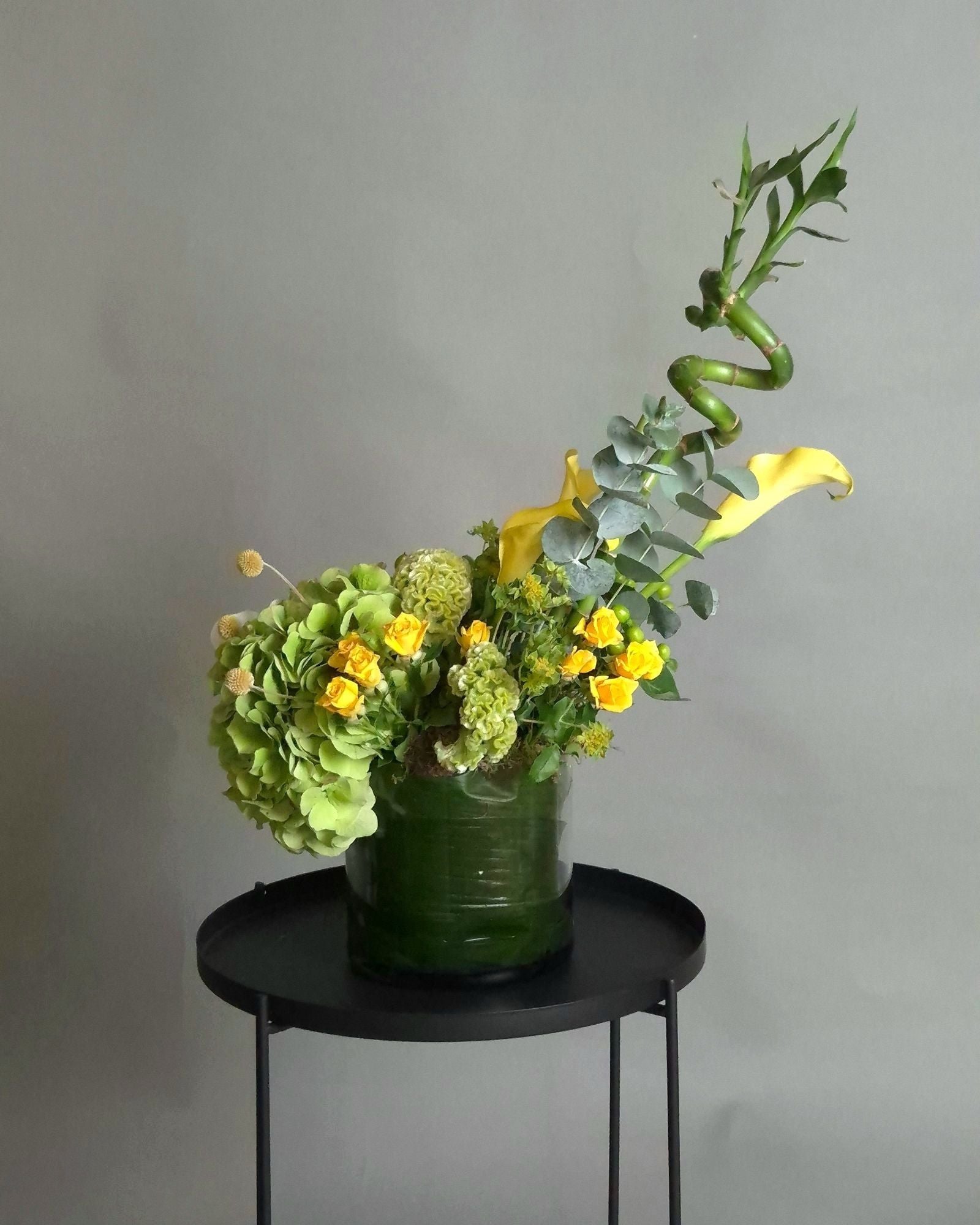 Aranjament floral corporate cu cale si bambus