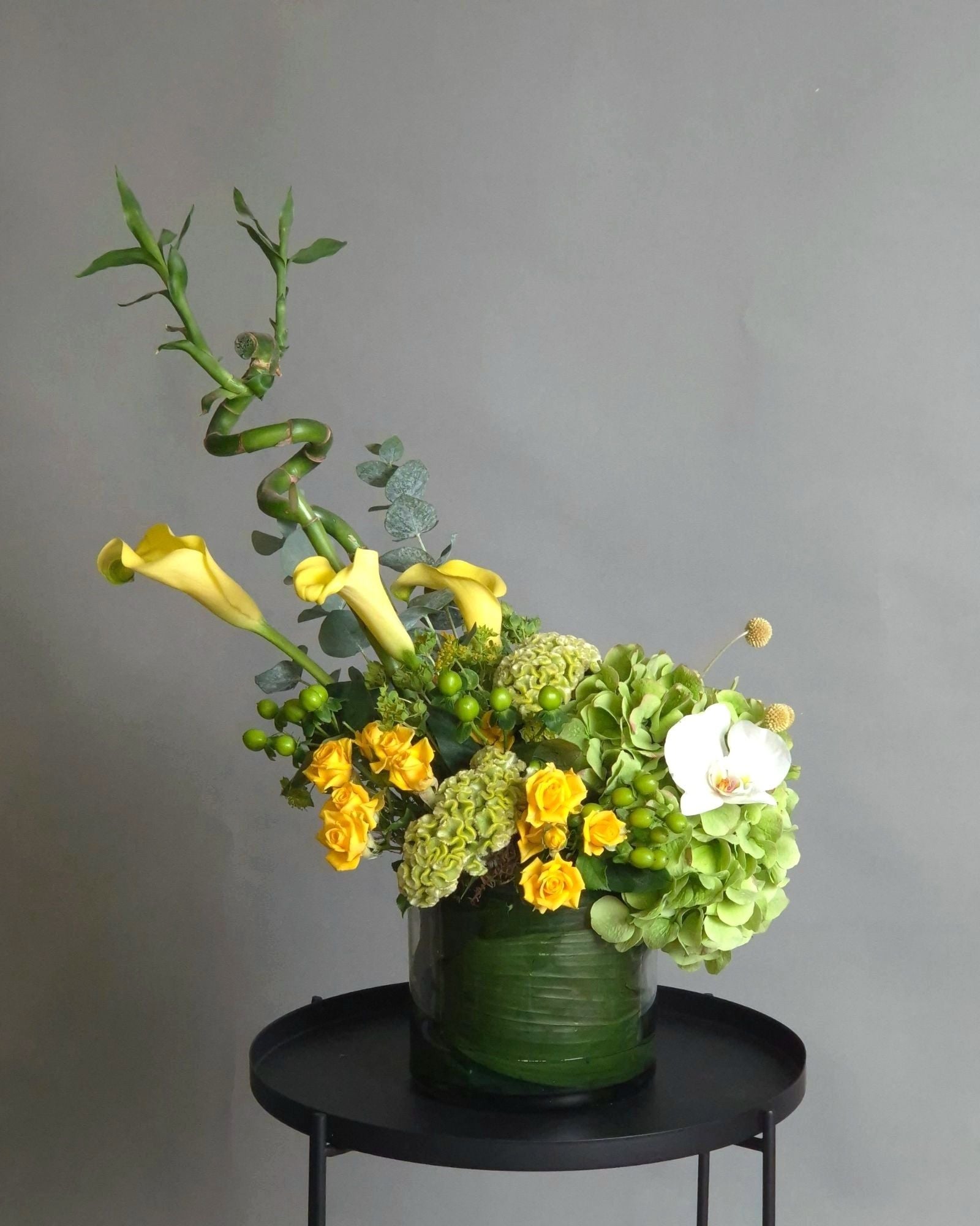 Aranjament floral corporate cu cale si bambus