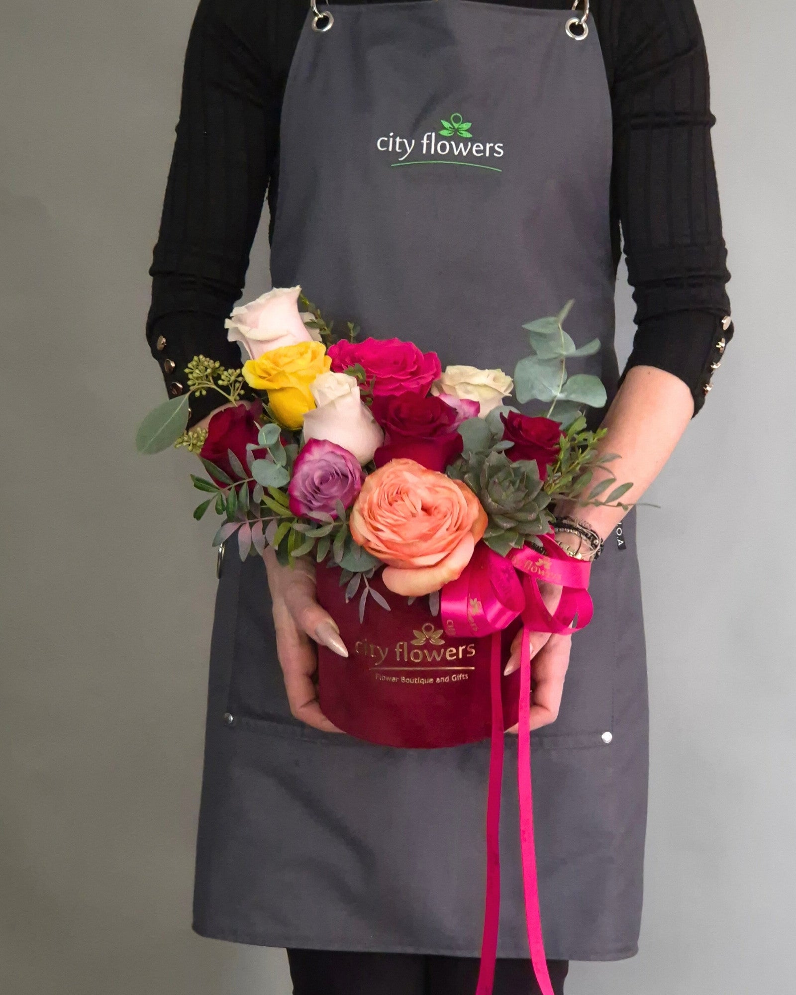 Aranjament floral in cutie "Velvet Joy"