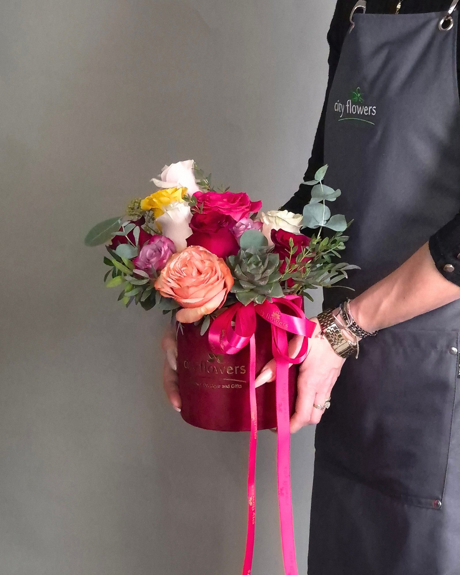 Aranjament floral in cutie "Velvet Joy"