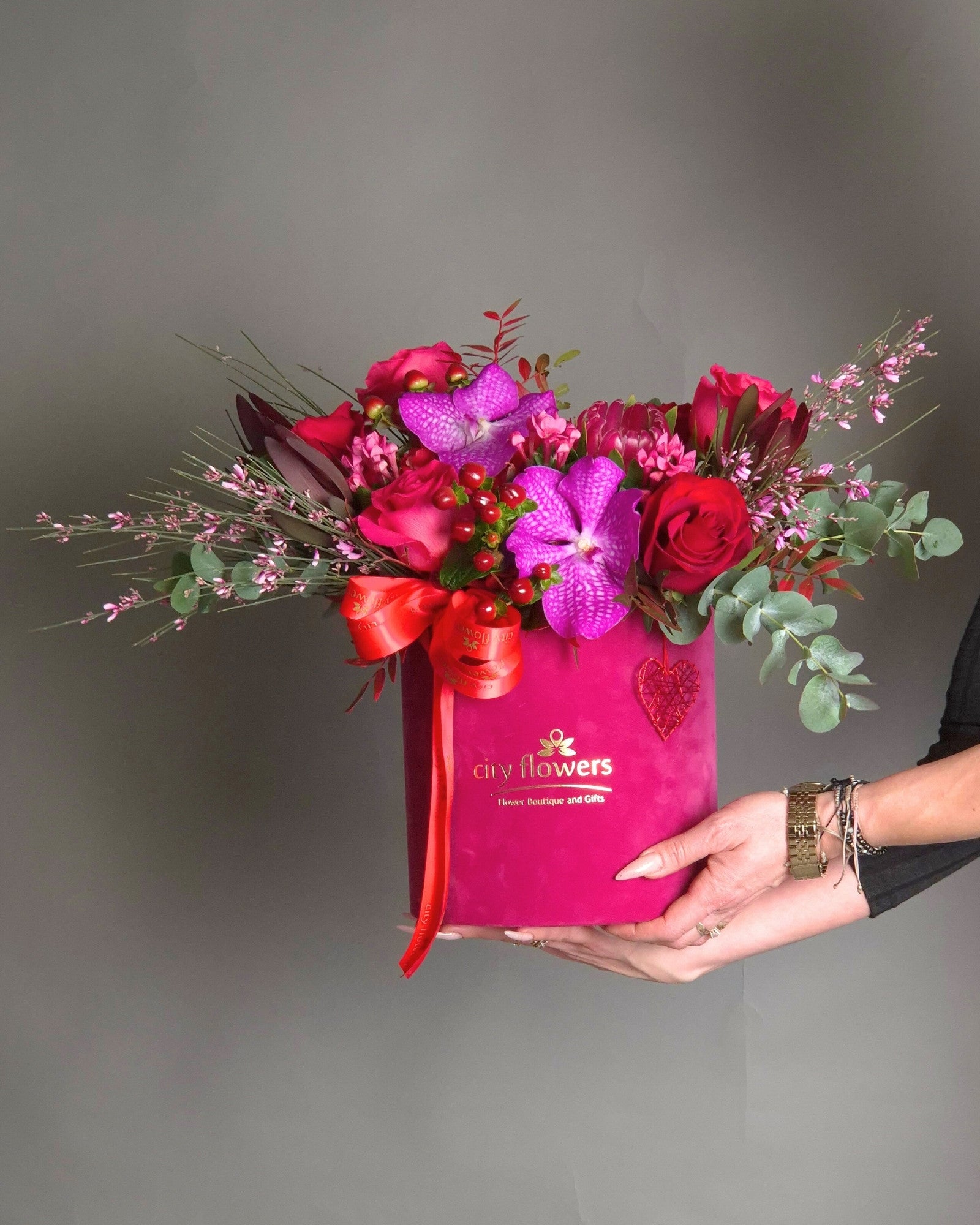 Aranjament floral in cutie "Velvet Passion"