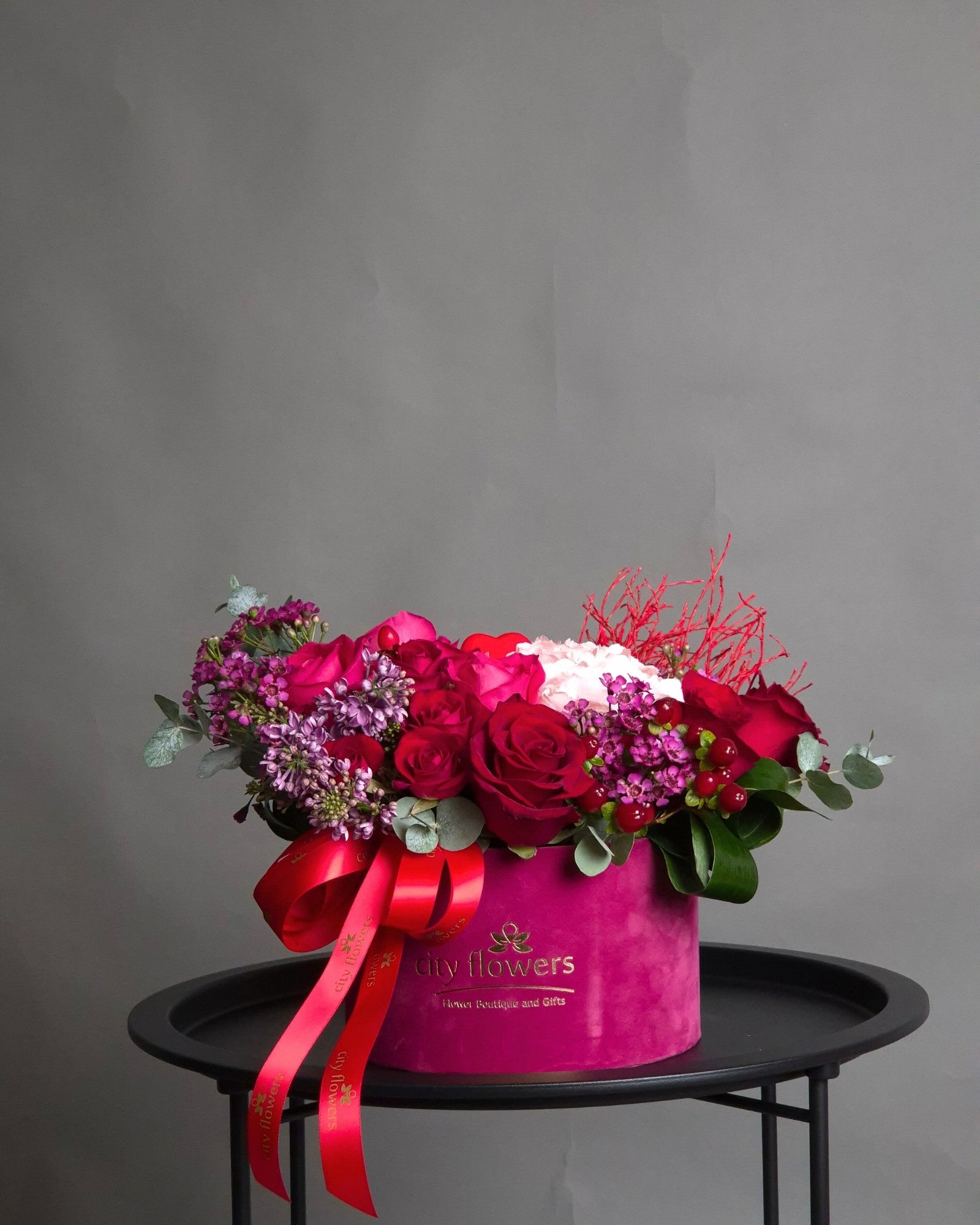 Aranjament floral in cutie "Velvet Romance"