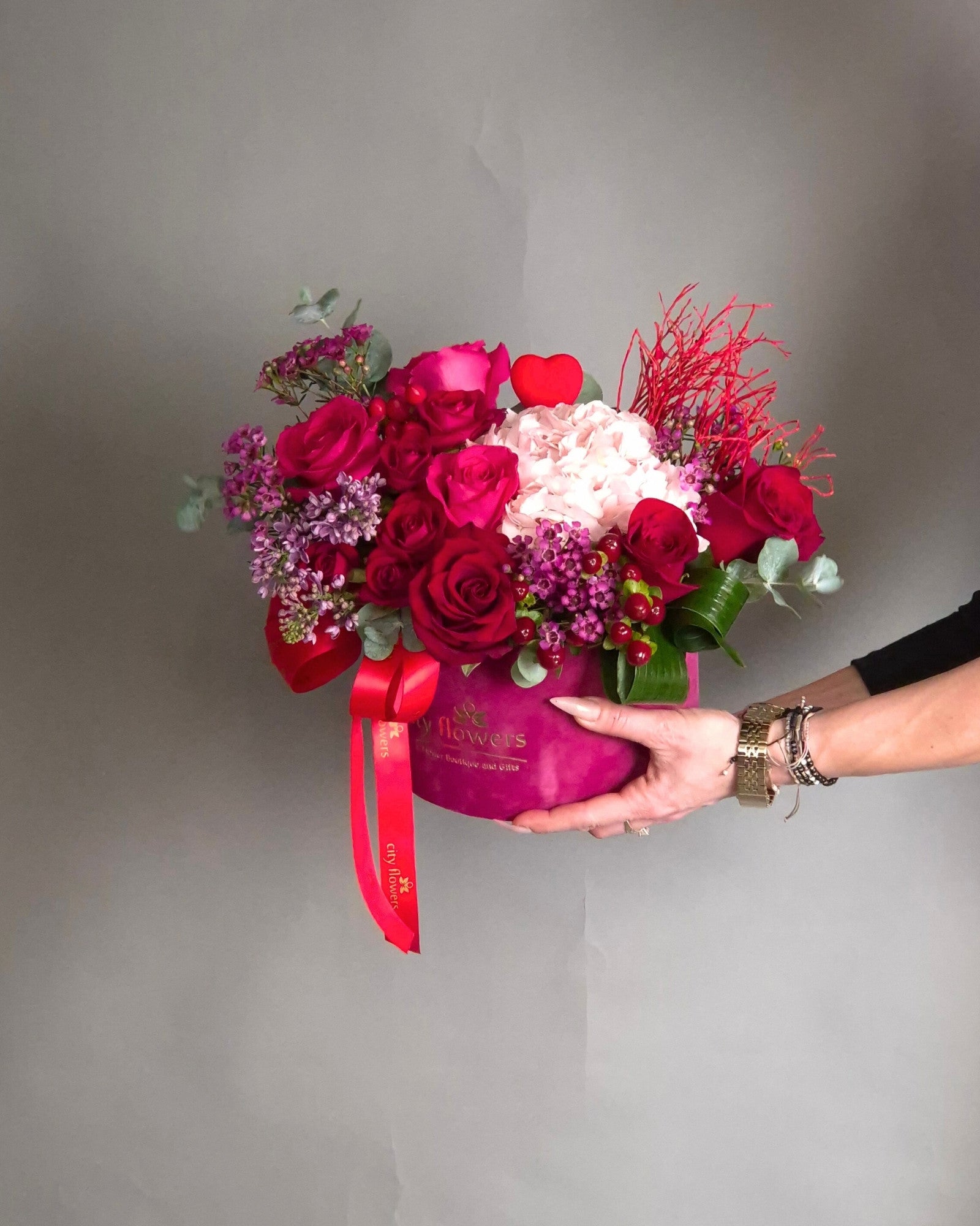 Aranjament floral in cutie "Velvet Romance"