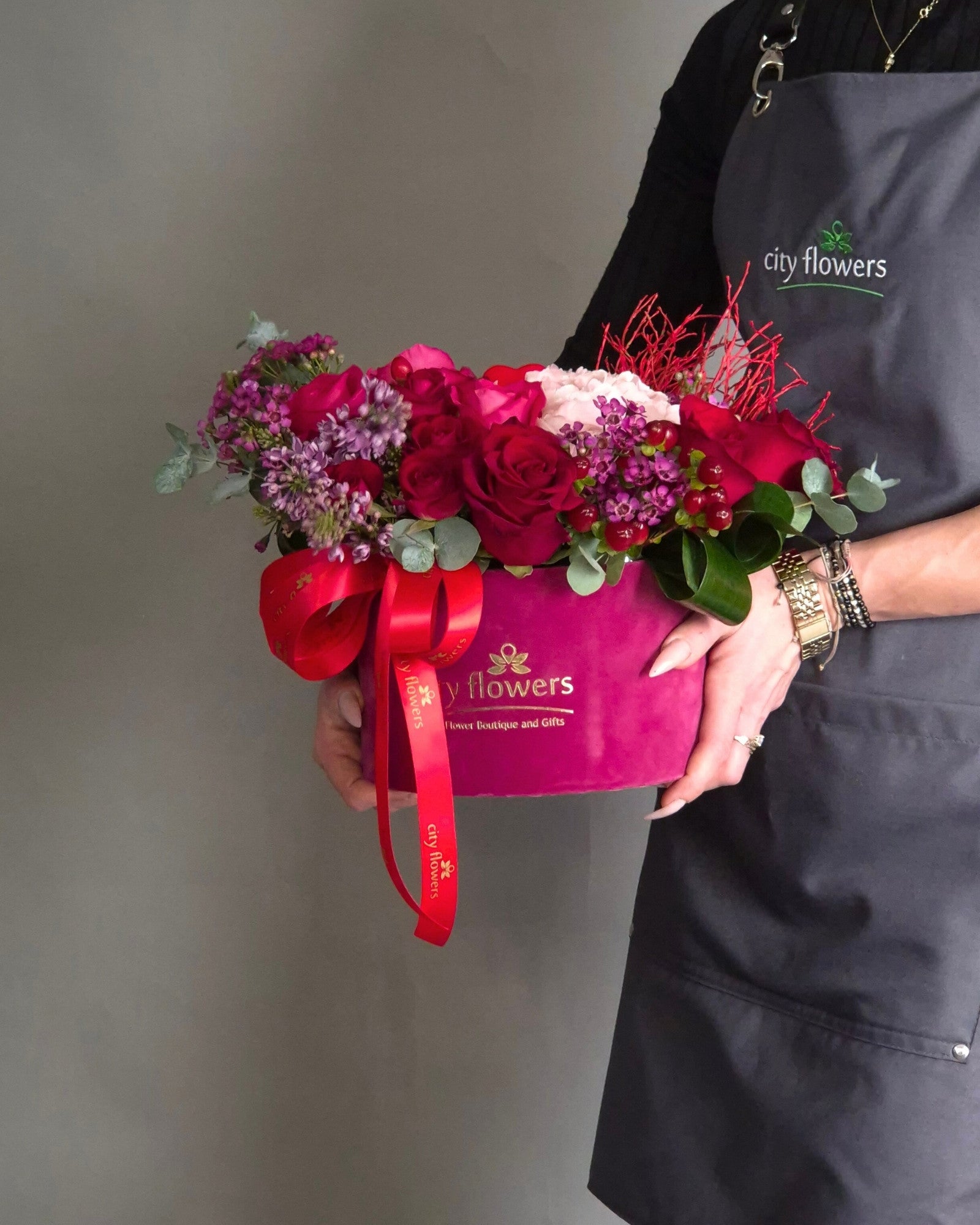 Aranjament floral in cutie "Velvet Romance"