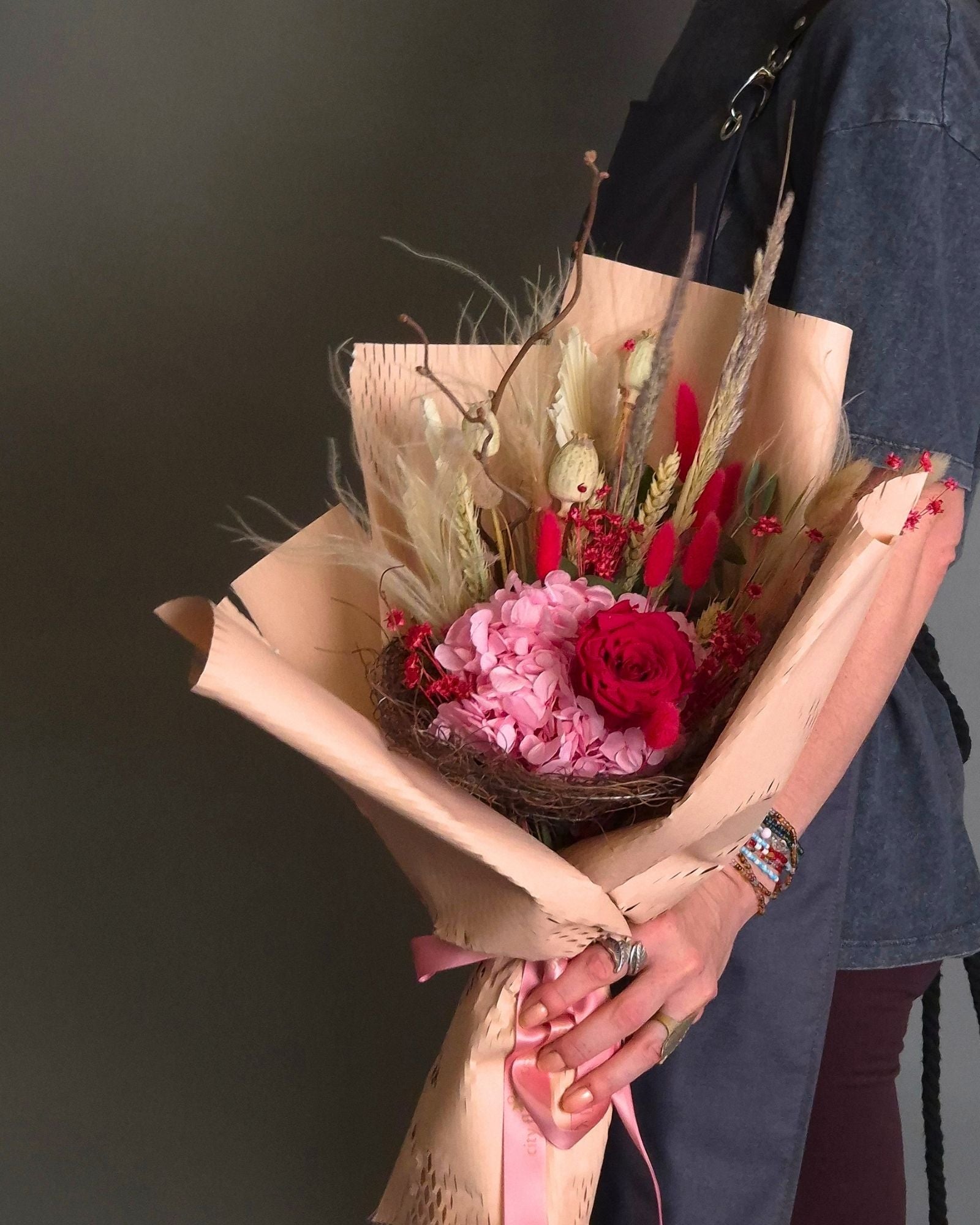 Buchet Nemuritor "Rustic Rose" – Trandafir Criogenat si Flori Uscate