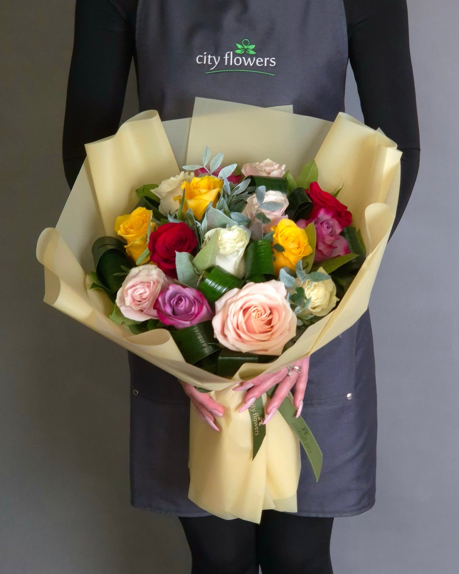 Buchet Flori 15 Trandafiri Multicolori