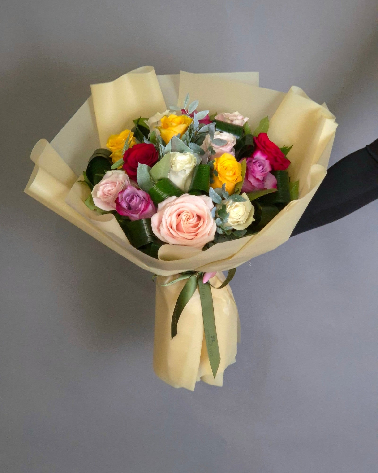 Buchet Flori 15 Trandafiri Multicolori