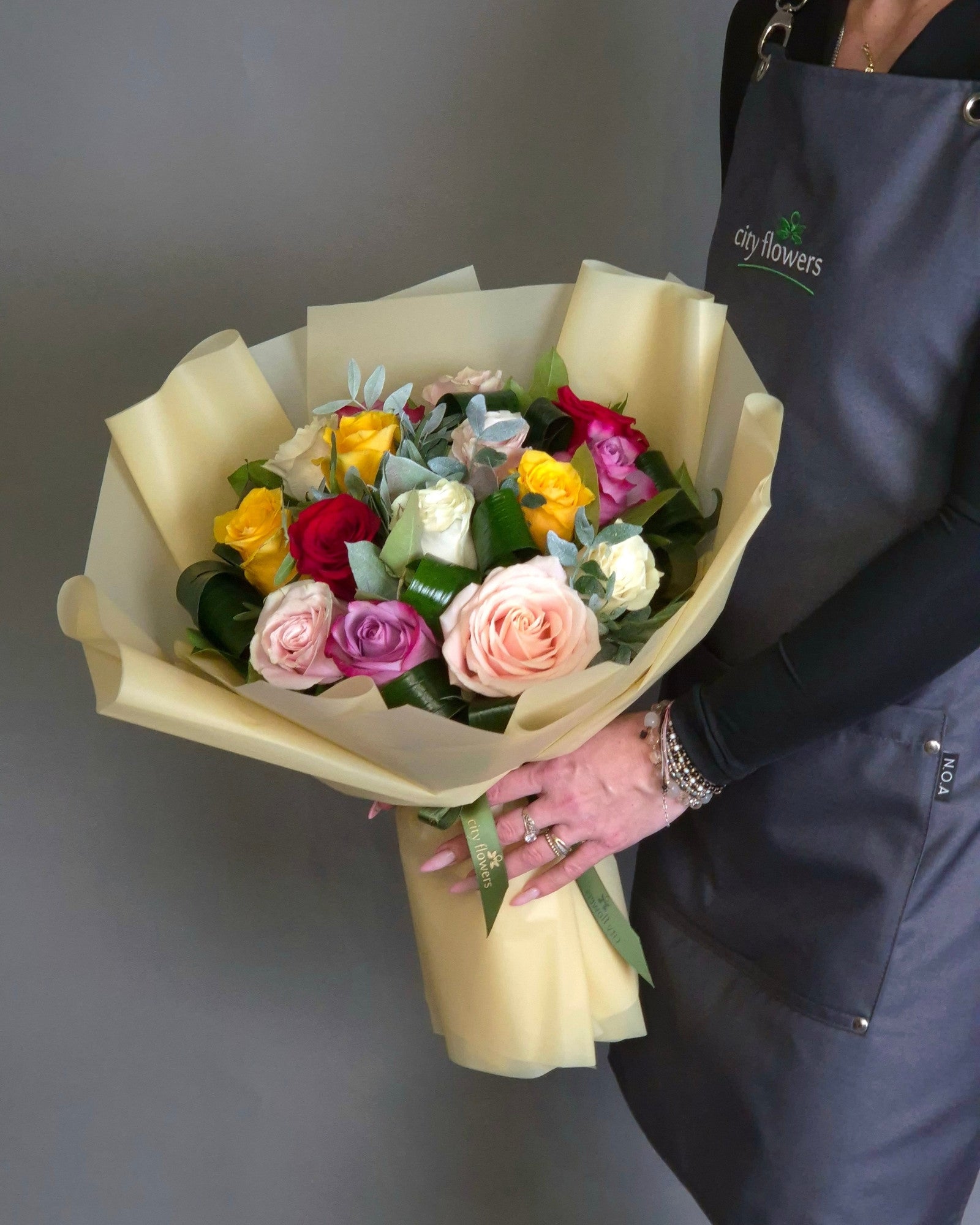 Buchet Flori 15 Trandafiri Multicolori