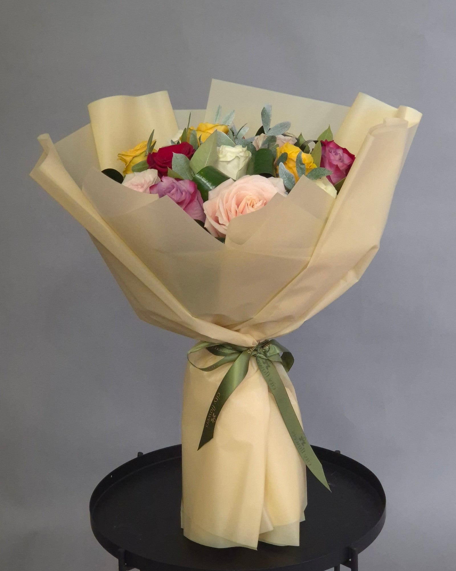 Buchet Flori 15 Trandafiri Multicolori