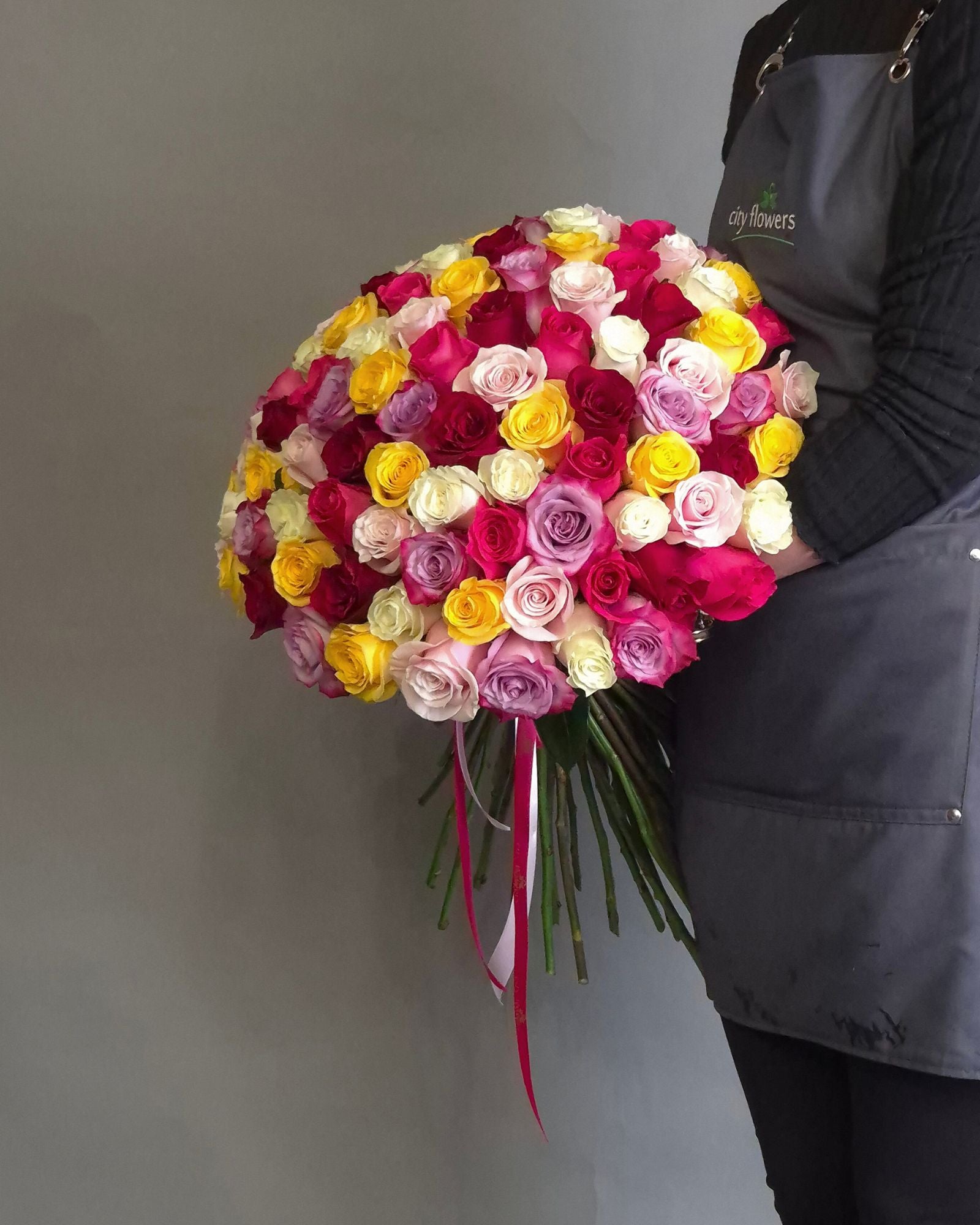 Buchet "Color Symphony" – 101 Trandafiri Multicolori