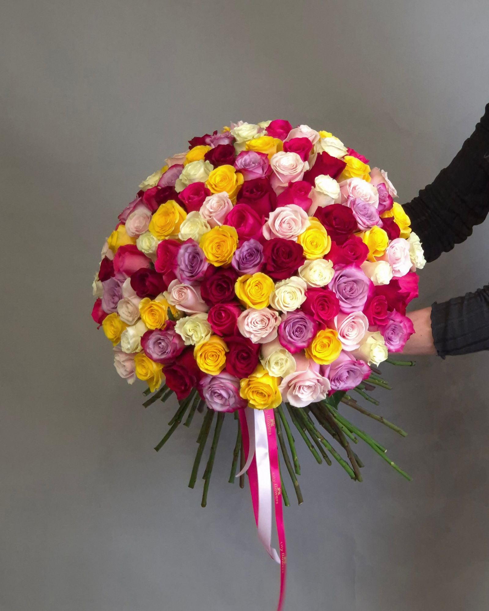Buchet "Color Symphony" – 101 Trandafiri Multicolori
