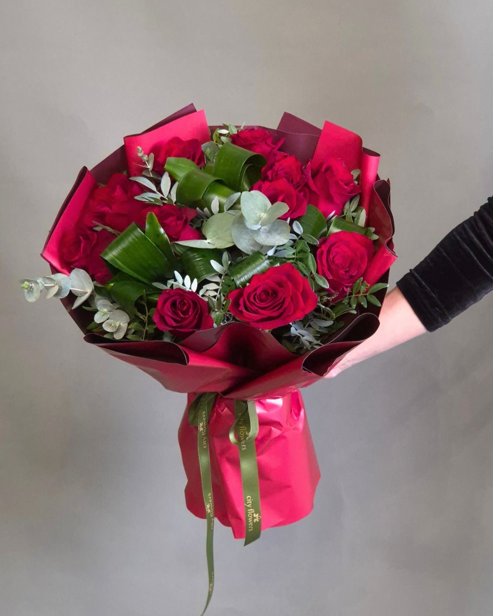 Buchet de Flori 11 Trandafiri Rosii si Eucalipt