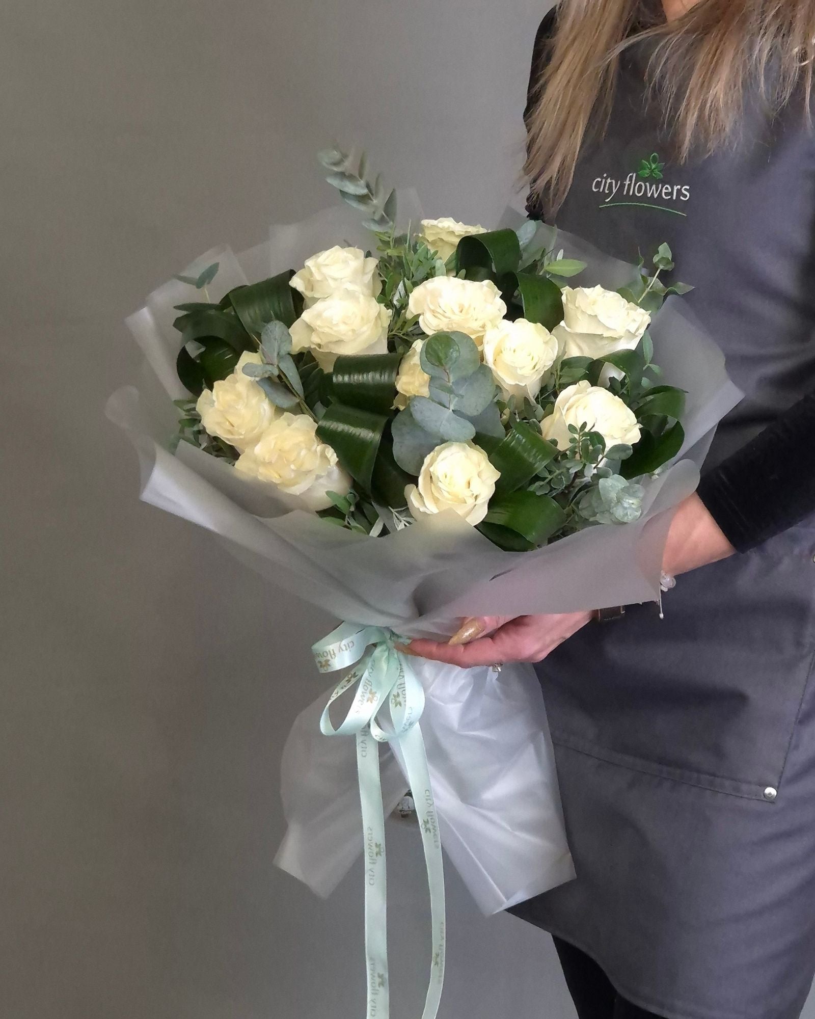 Buchet de Flori 11 Trandafiri Albi si Eucalipt