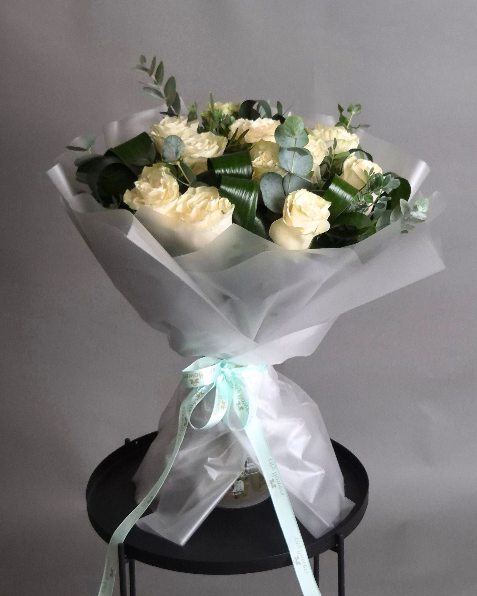 Buchet de Flori 11 Trandafiri Albi si Eucalipt