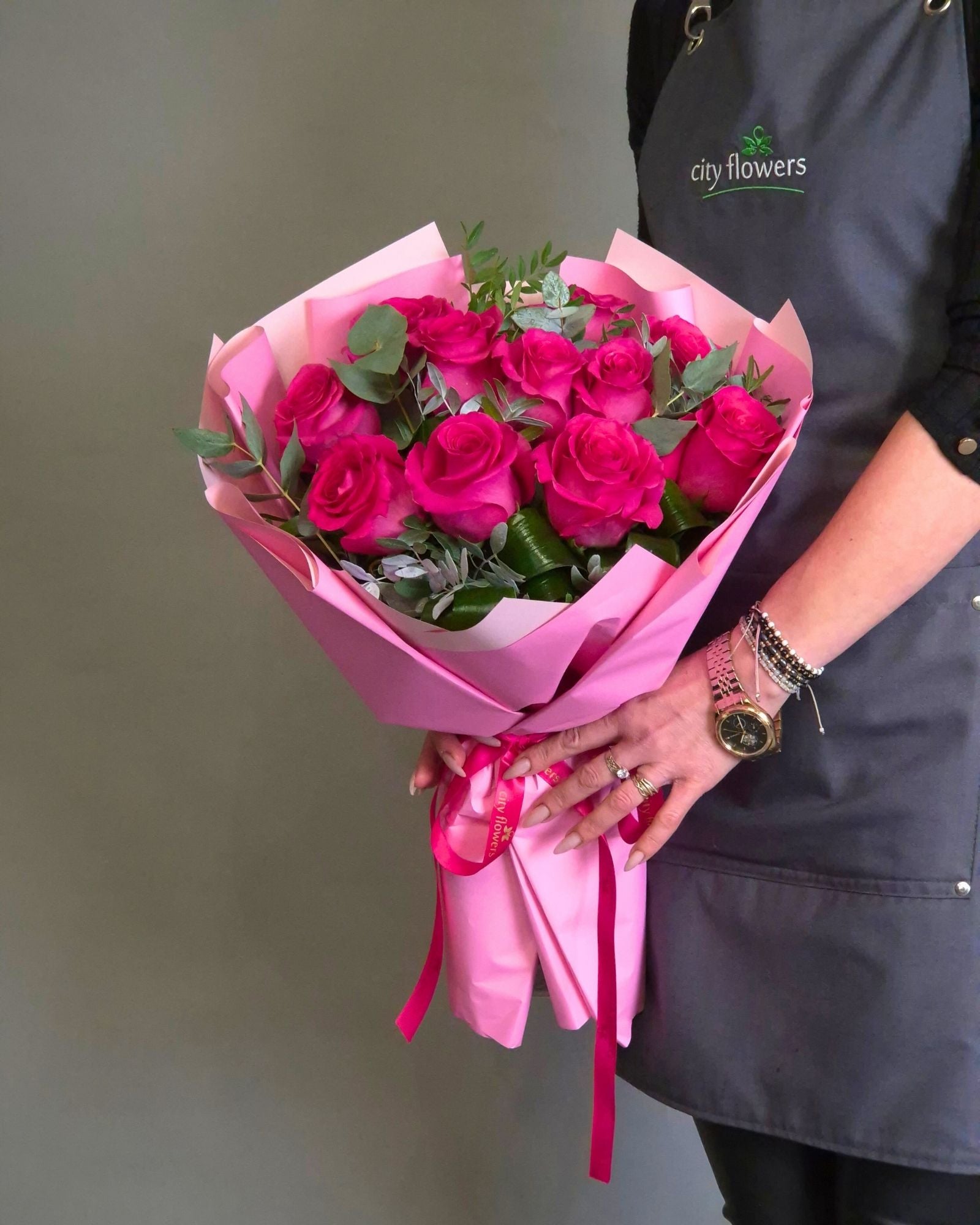 Buchet de Flori 11 Trandafiri Ciclam si Eucalipt