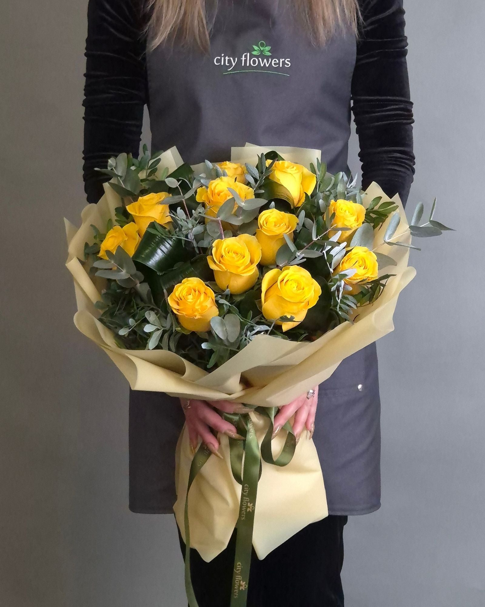 Buchet de Flori 11 Trandafiri Galbeni si Eucalipt