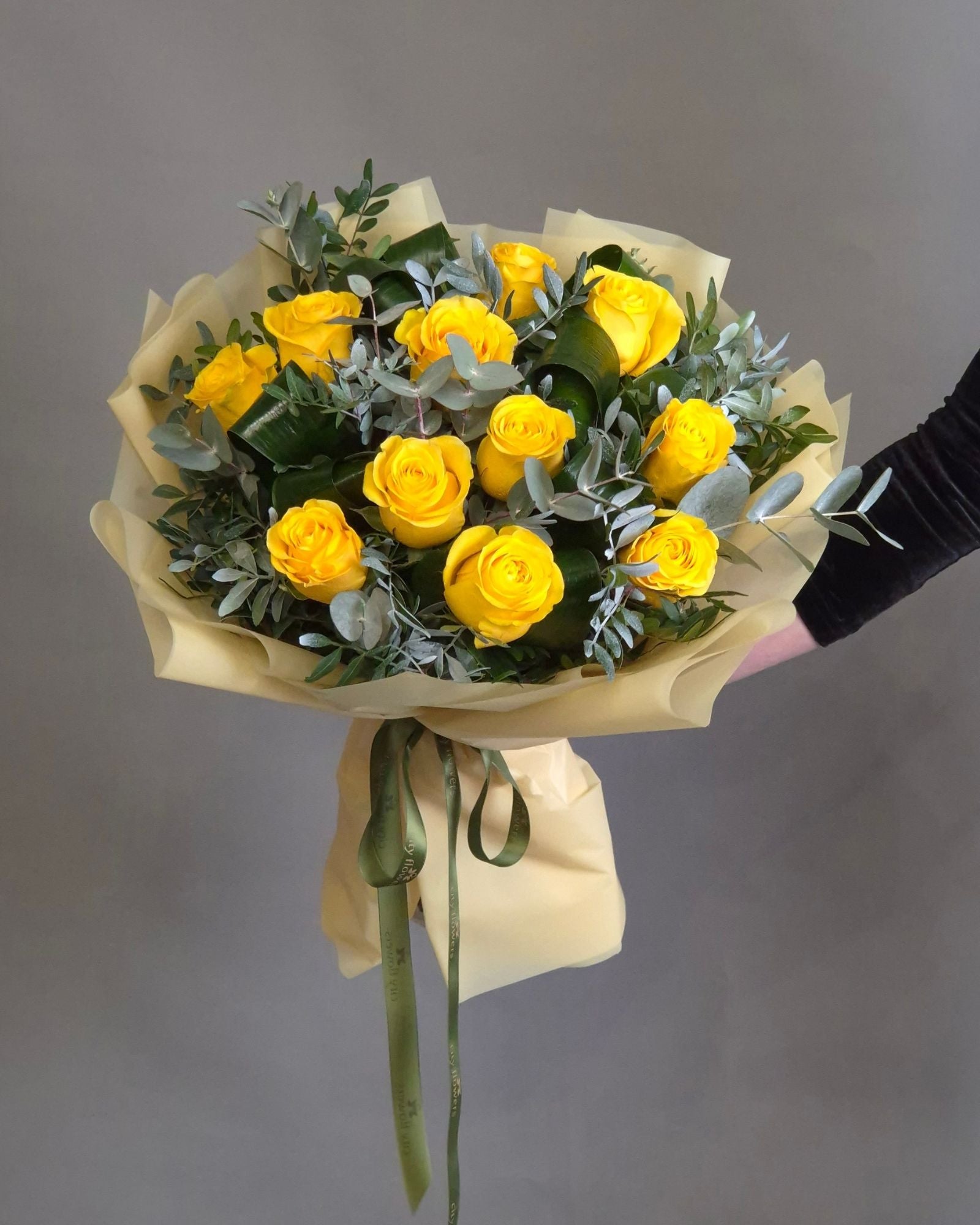 Buchet de Flori 11 Trandafiri Galbeni si Eucalipt