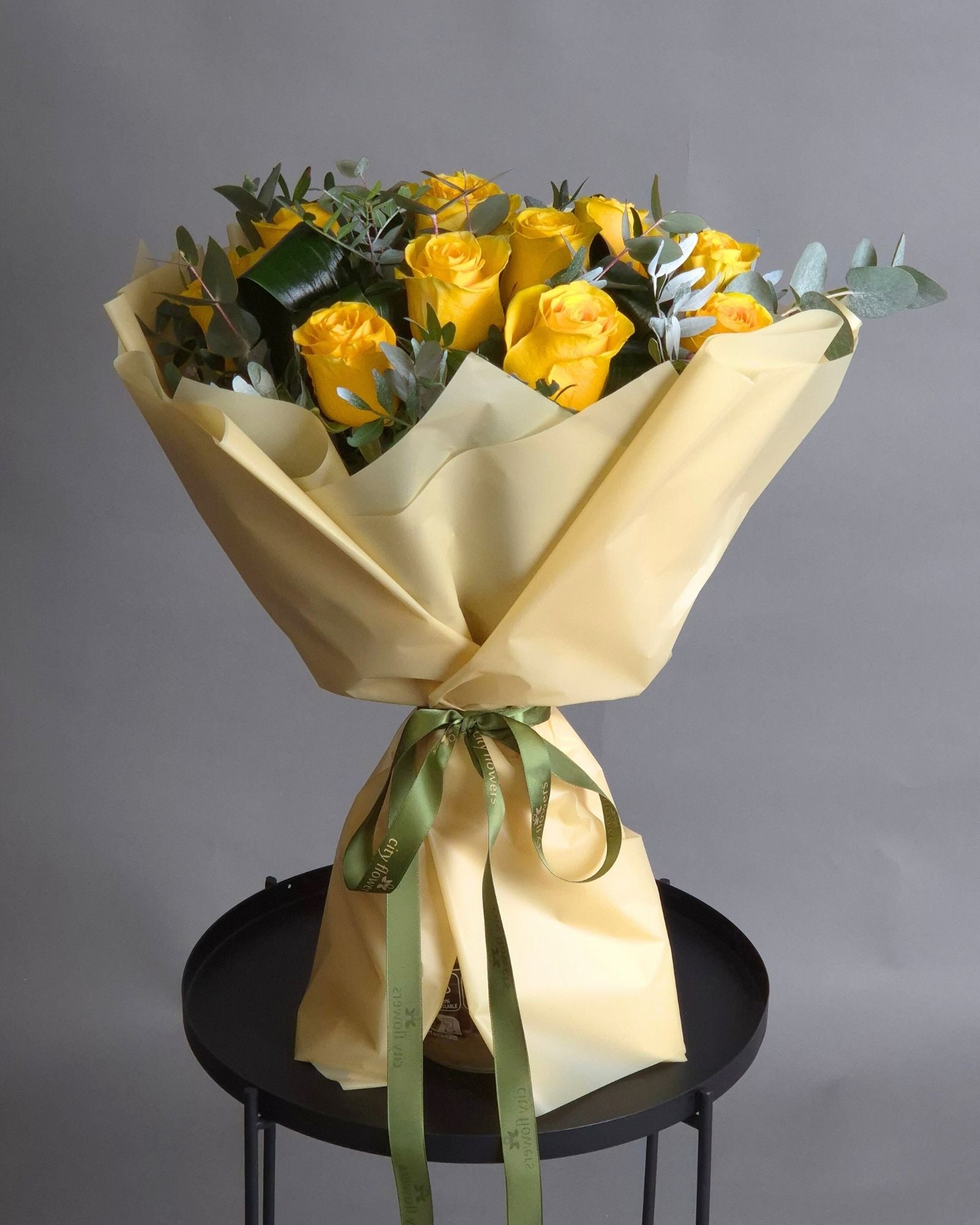 Buchet de Flori 11 Trandafiri Galbeni si Eucalipt