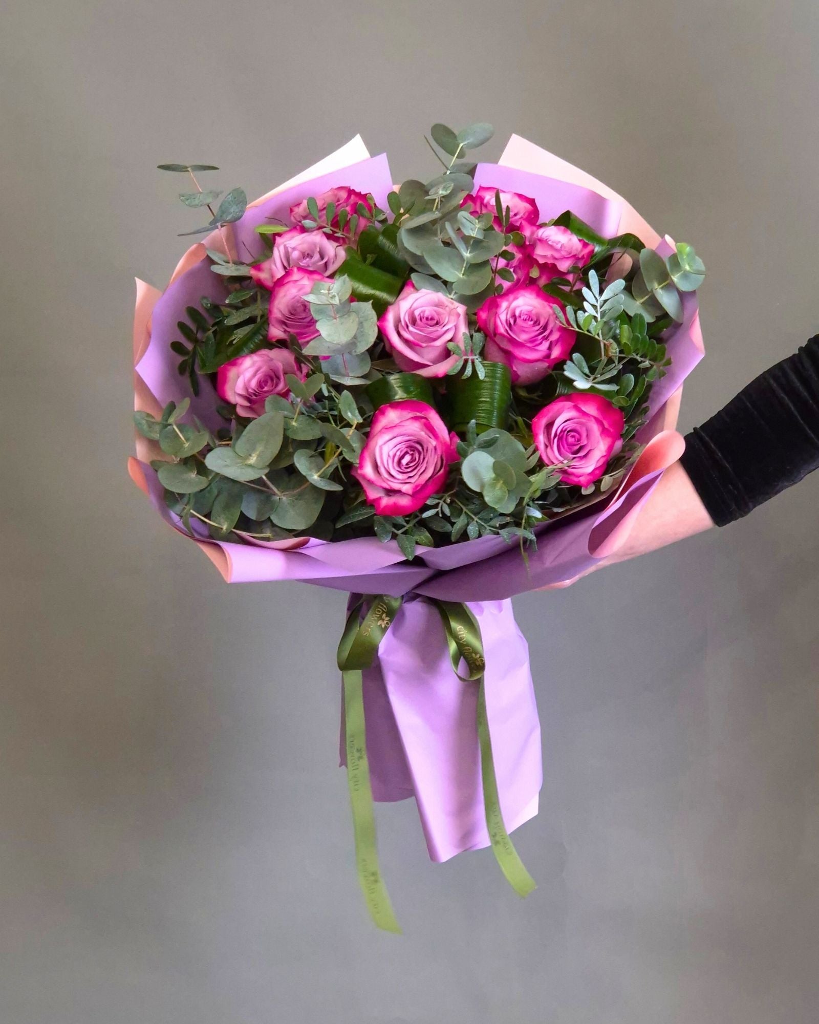 Buchet de Flori 11 Trandafiri Mov si Eucalipt