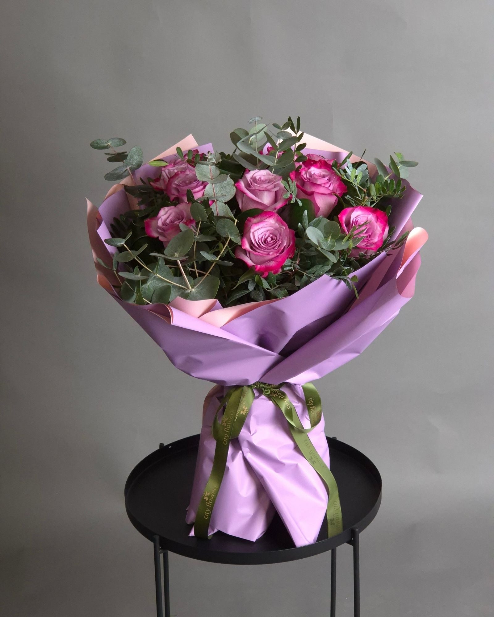 Buchet de Flori 11 Trandafiri Mov si Eucalipt