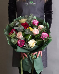 Buchet de Flori 11 Trandafiri Multicolori si Eucalipt