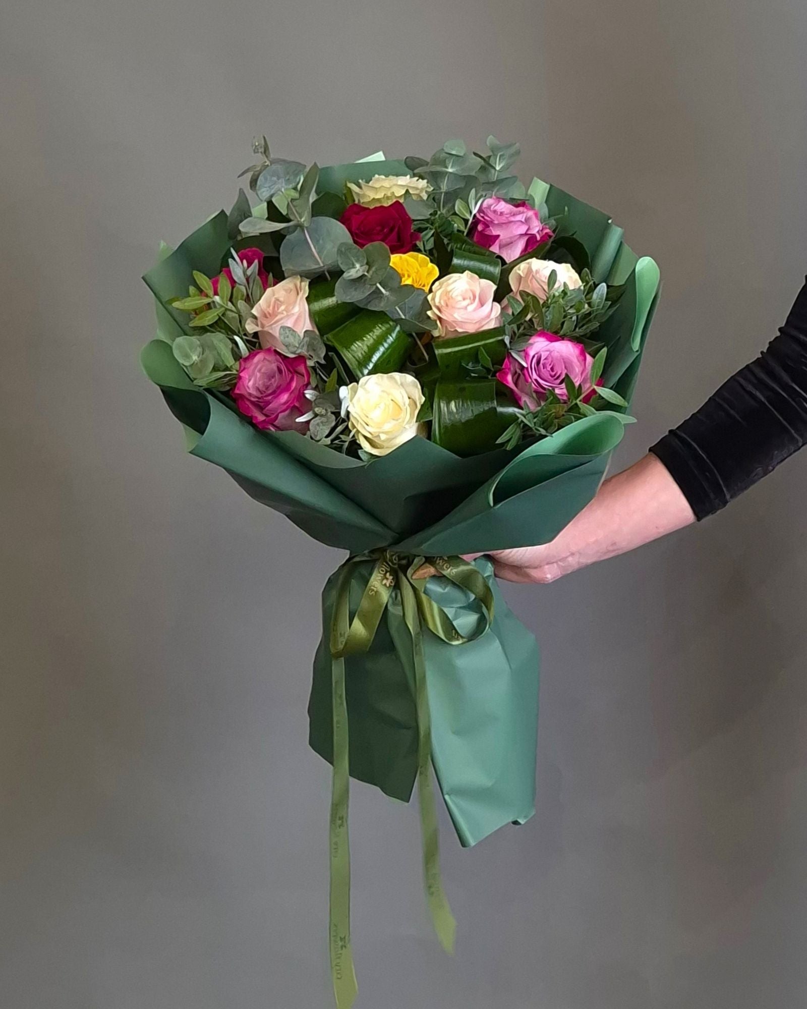 Buchet de Flori 11 Trandafiri Multicolori si Eucalipt
