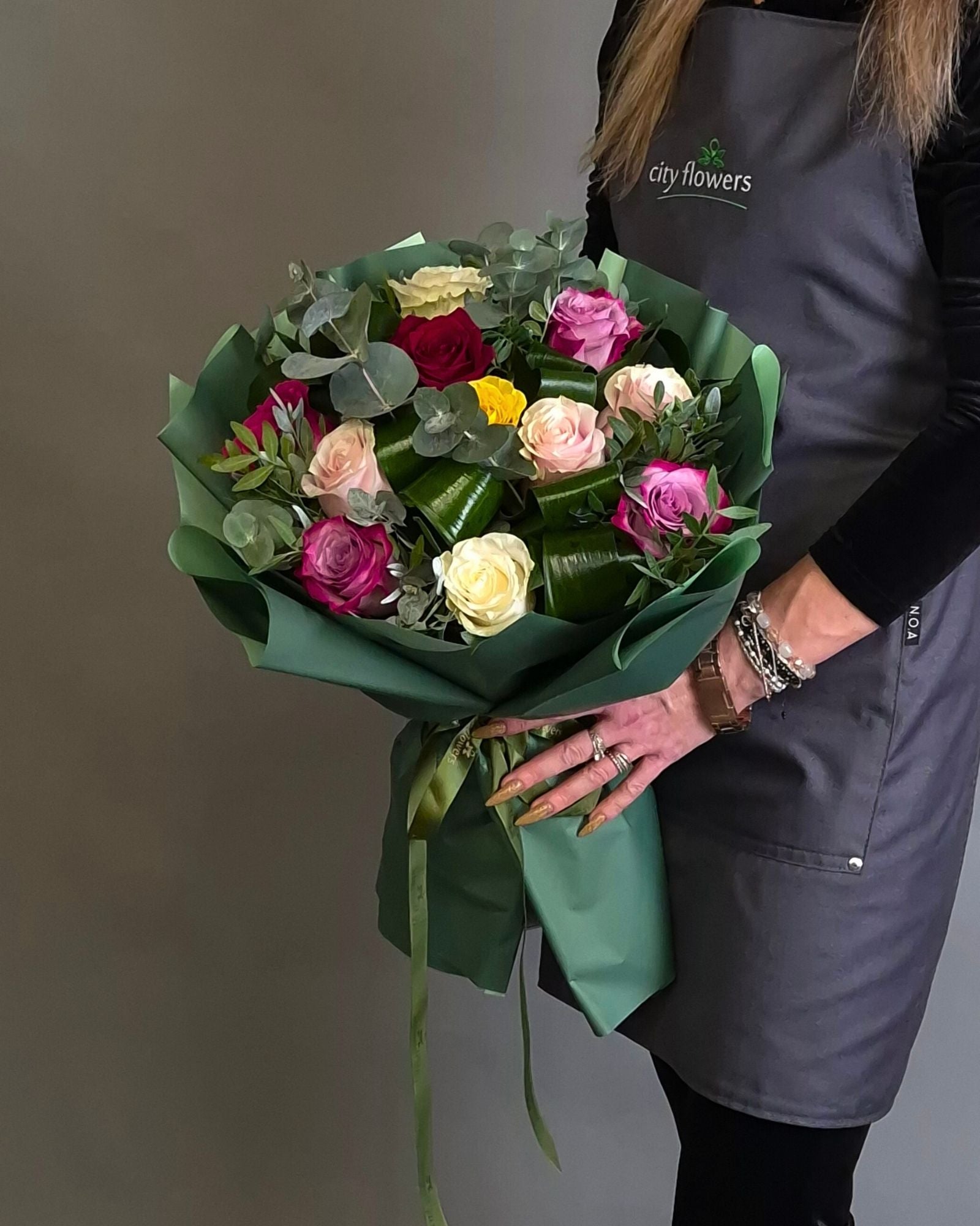 Buchet de Flori 11 Trandafiri Multicolori si Eucalipt