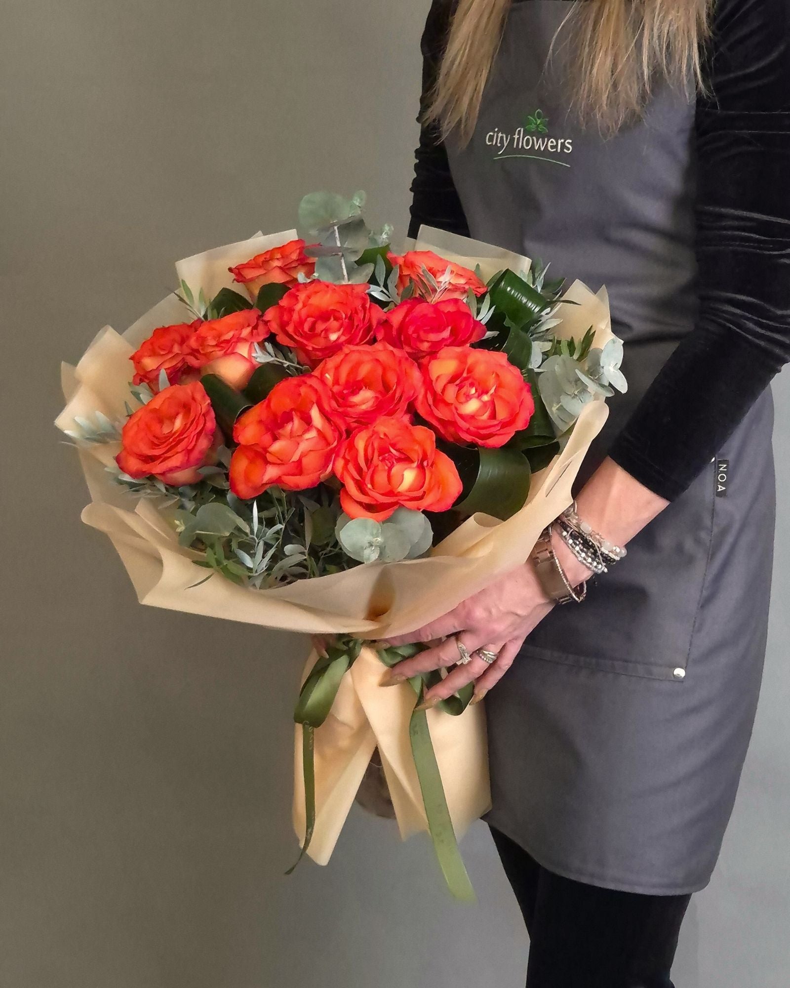 Buchet de Flori 11 Trandafiri Portocalii si Eucalipt