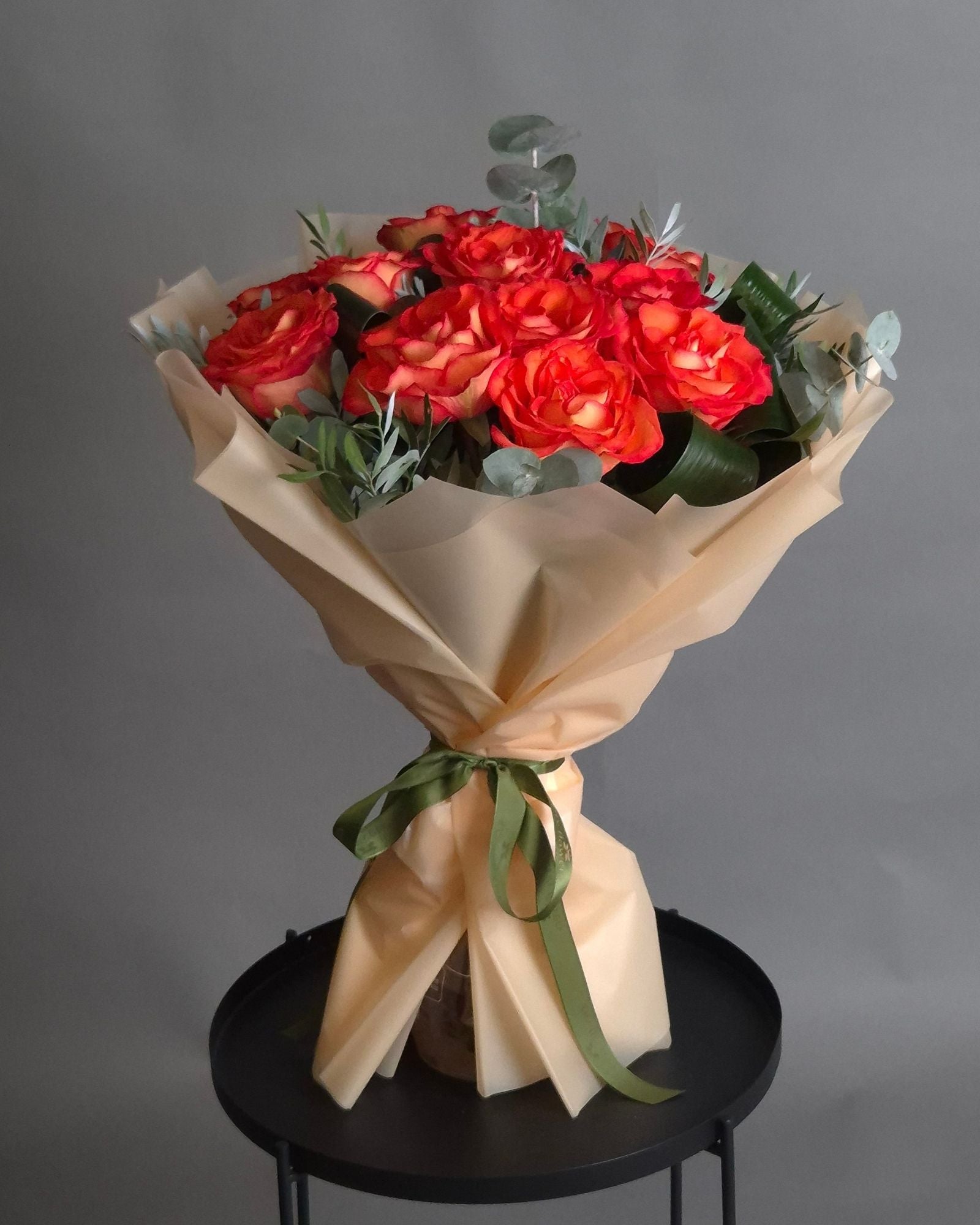 Buchet de Flori 11 Trandafiri Portocalii si Eucalipt