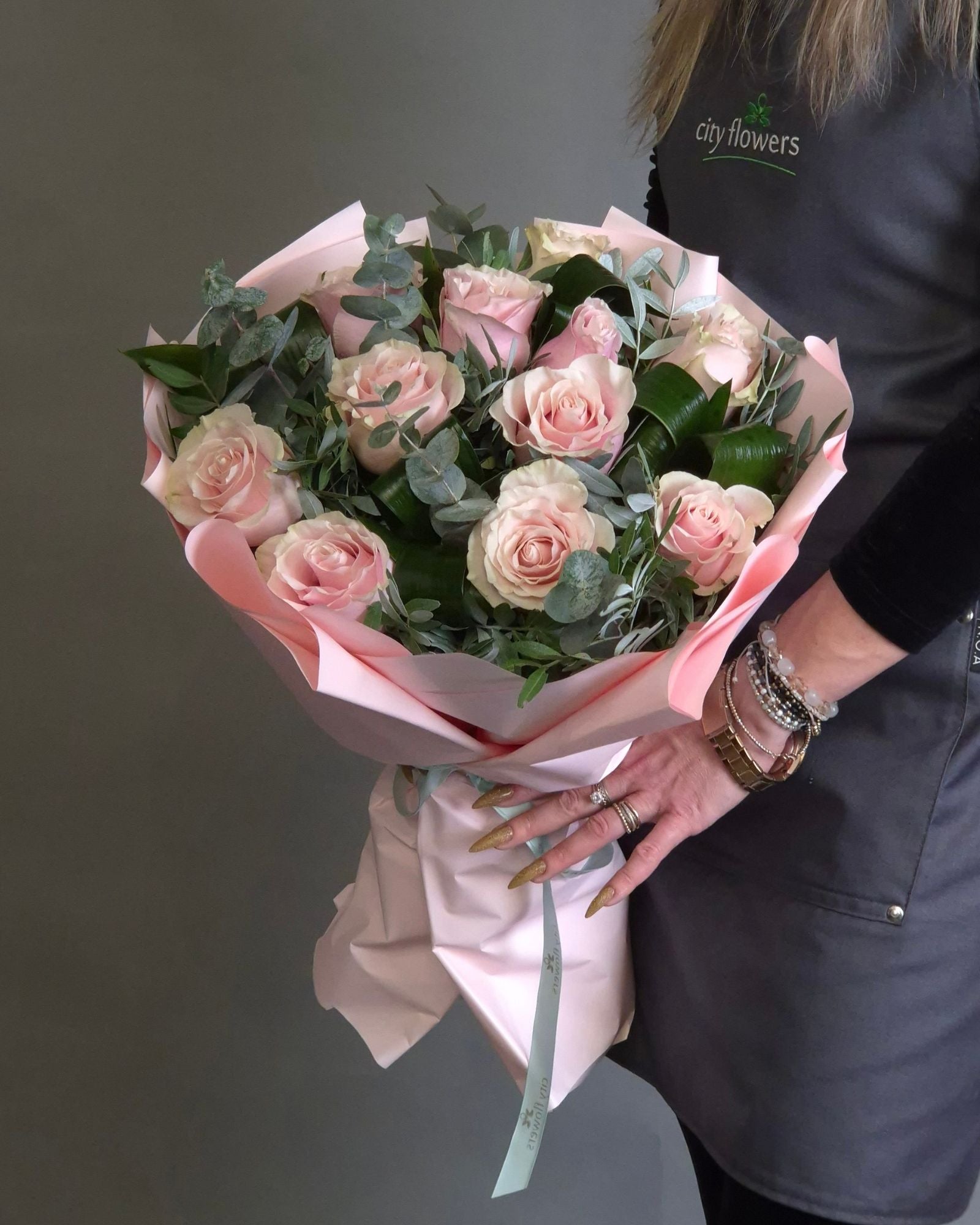 Buchet de Flori 11 Trandafiri Roz Pal si Eucalipt