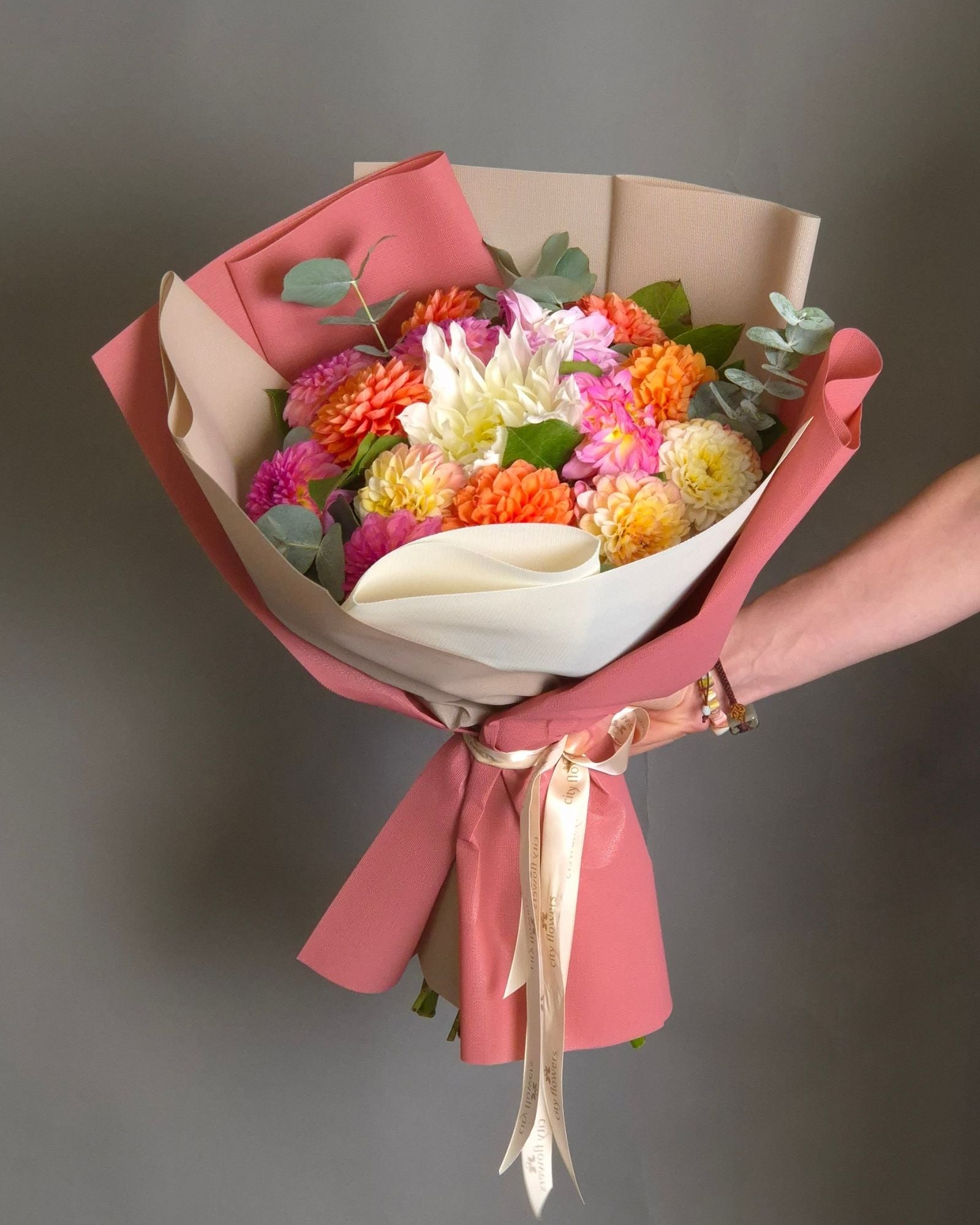 Buchet de flori "Colorful Joy" – 15 Dalii Mix